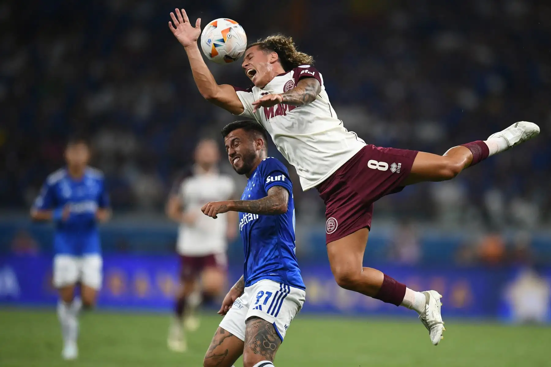 El mediocampista del Cruzeiro  Matheus Henrique y el mediocampista uruguayo de Lanus Luciano Boggio luchan por el balón durante el partido de ida de la semifinal de la Copa Sudamericana entre el Cruzeiro de Brasil y el Lanus de Argentina en el estadio Mineirao en Belo Horizonte, Brasil. 
Foto: ANDINA/AFP