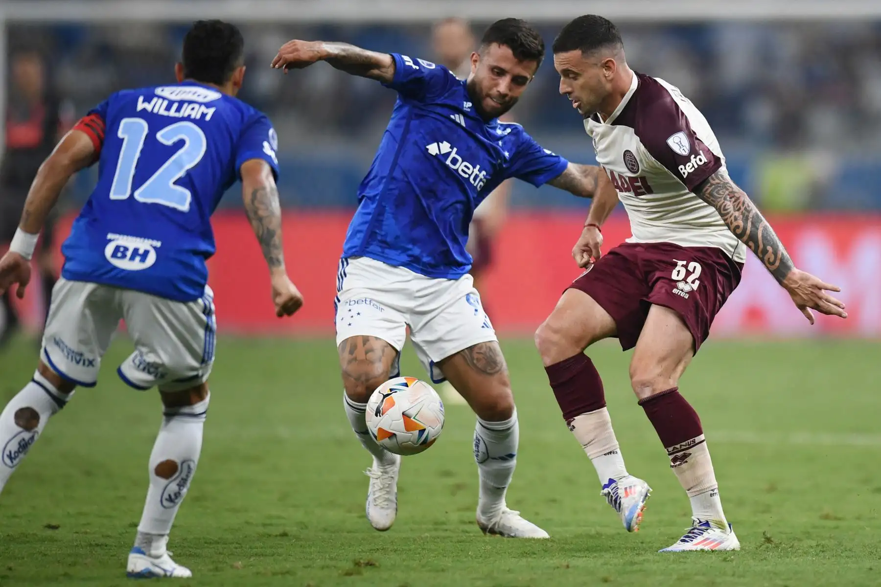 El mediocampista de Lanus Ramiro Carrera y el mediocampista de Cruzeiro Matheus Henrique luchan por el balón durante el partido de fútbol de ida de la semifinal de la Copa Sudamericana entre el Cruzeiro de Brasil y el Lanus de Argentina en el estadio Mineirao en Belo Horizonte, Brasil. Foto: ANDINA//AFP