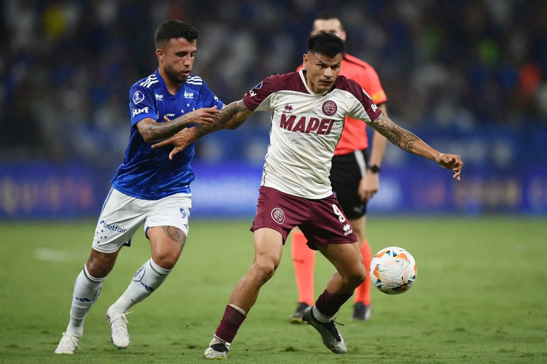 El delantero de Lanus  Walter Bou y el mediocampista del Cruzeiro  Matheus Henrique luchan por el balón durante el partido de fútbol de ida de la semifinal de la Copa Sudamericana entre el Cruzeiro de Brasil y el Lanus de Argentina en el estadio Mineirao en Belo Horizonte, Brasil. 
Foto: ANDINA//AFP