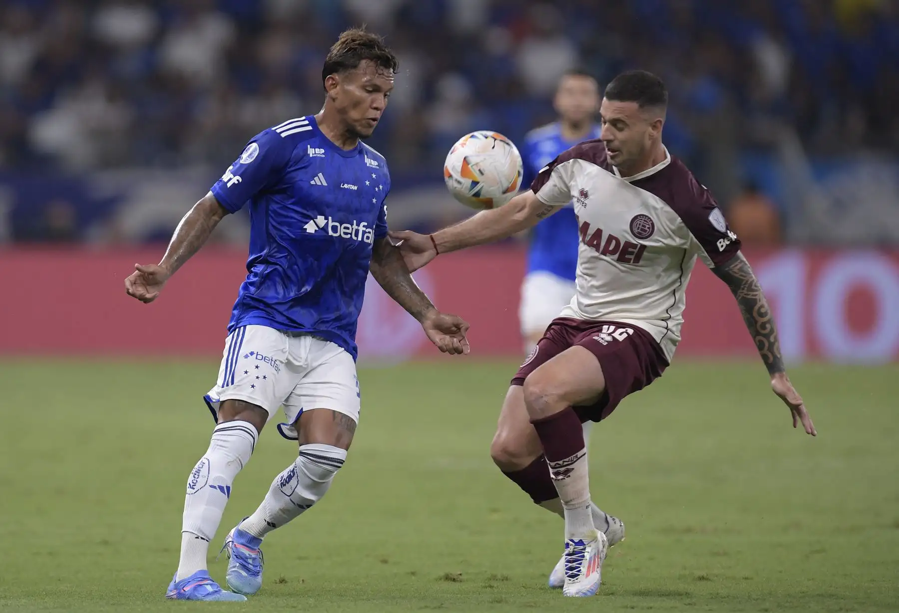 El delantero número 30 de Cruzeiro, Gabriel Verón, y el mediocampista número 32 de Lanús, Ramiro Carrera, luchan por el balón durante el partido de ida de las semifinales de la Copa Sudamericana entre Cruzeiro de Brasil y Lanús de Argentina en el estadio Mineirao en Belo Horizonte, Brasil. Foto. ANDINA/AFP