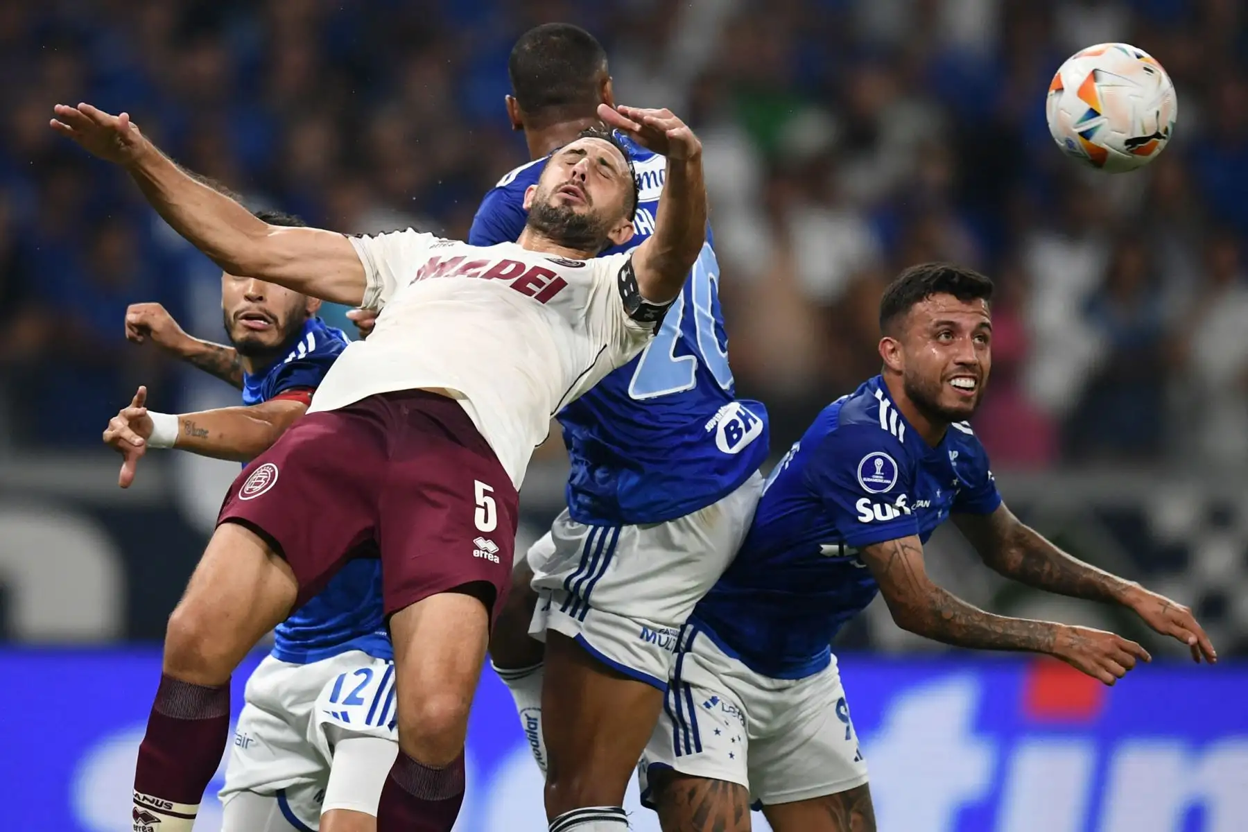El defensor de Cruzeiro William, el defensor de Lanus  Carlos Izquierdoz, el mediocampista de Cruzeiro  Walace y el mediocampista Matheus Henrique luchan por el balón durante el partido de ida de semifinales de la Copa Sudamericana entre Cruzeiro de Brasil y Lanus de Argentina en el estadio Mineirao. en Belo Horizonte, Brasil. Foto. ANDINA/AFP