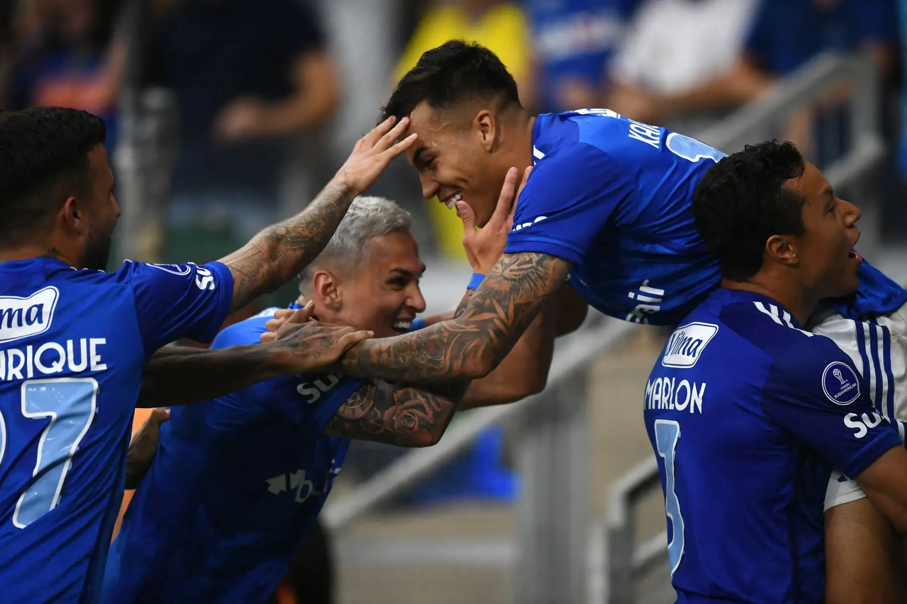 El delantero número 19 de Cruzeiro, Kaio, celebra con sus compañeros después de anotar el primer gol de su equipo durante el partido de ida de las semifinales de la Copa Sudamericana entre Cruzeiro de Brasil y Lanús de Argentina en el estadio Mineirao en Belo Horizonte, Brasil. 
Foto. ANDINA/AFP