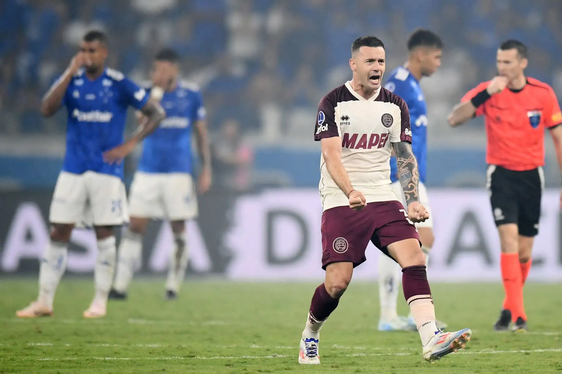 El mediocampista de Lanús, Ramiro Carrera, celebra el primer gol de su equipo durante el partido de ida de las semifinales de la Copa Sudamericana entre Cruzeiro de Brasil y Lanús de Argentina en el estadio Mineirao en Belo Horizonte, Brasil. Foto: ANDINA/AFP