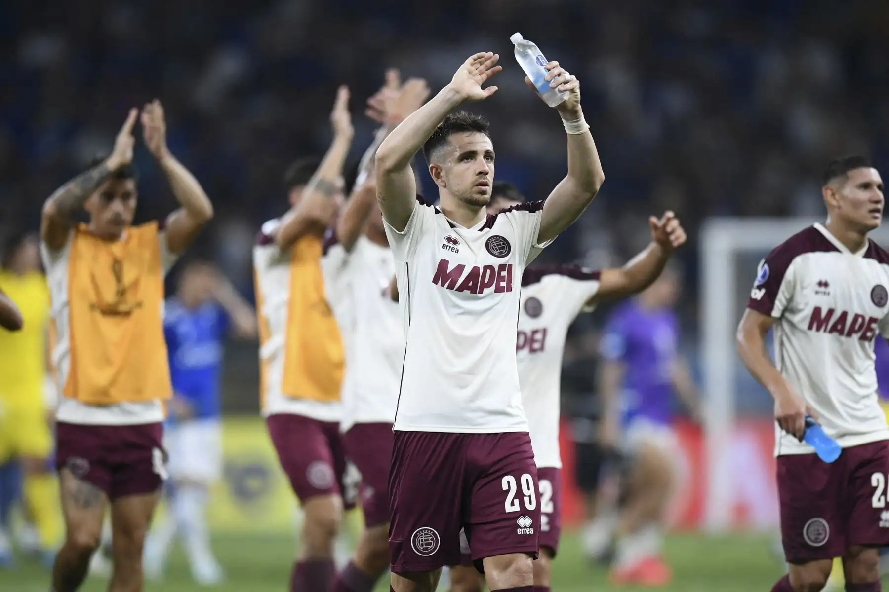 El defensor brasileño Felipe Peña saluda a los aficionados durante el partido de ida de las semifinales de la Copa Sudamericana entre el Cruzeiro de Brasil y el Lanús de Argentina en el estadio Mineirao en Belo Horizonte, Brasil. Foto: ANDINA/ AFP