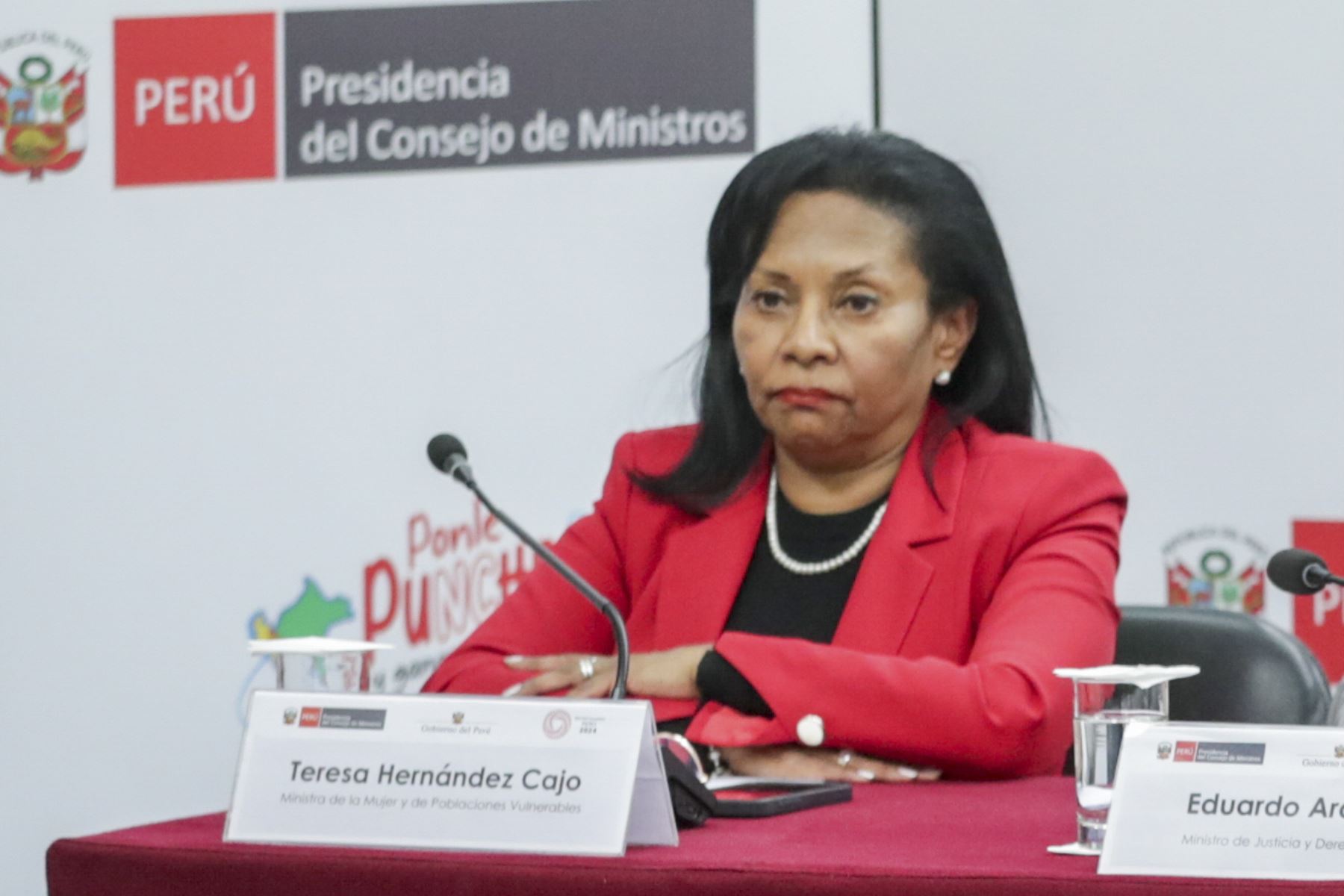 La responsable de la cartera de la Mujer se refirió en la Conferencia de Prensa de la Presidencia de Consejo de Ministros, a los 433 Centros de Emergencia Mujer que el sector tiene a cargo a nivel nacional, así como a la Línea 100, Chat 100 y el servicio 60+, dirigido a personas adultas mayores en riesgo de abandono y violencia.  ANDINA/ PCM.ANDINA/ PCM.