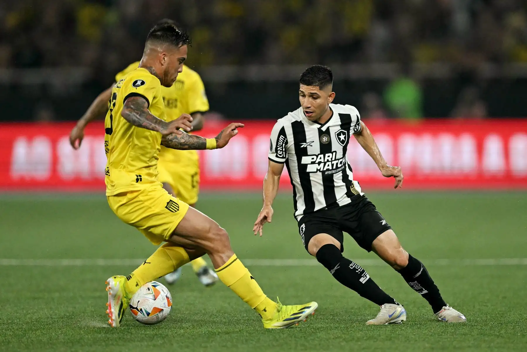 El mediocampista de Peñarol, Oscar Méndez, y el delantero venezolano de Botafogo, Jefferson Savarino, luchan por el balón durante el partido de ida de las semifinales de la Copa Libertadores entre el Botafogo de Brasil y el Peñarol de Uruguay en el estadio Olímpico Nilton Santos en Río de Janeiro, Brasil. Foto: ANDINA/AFP