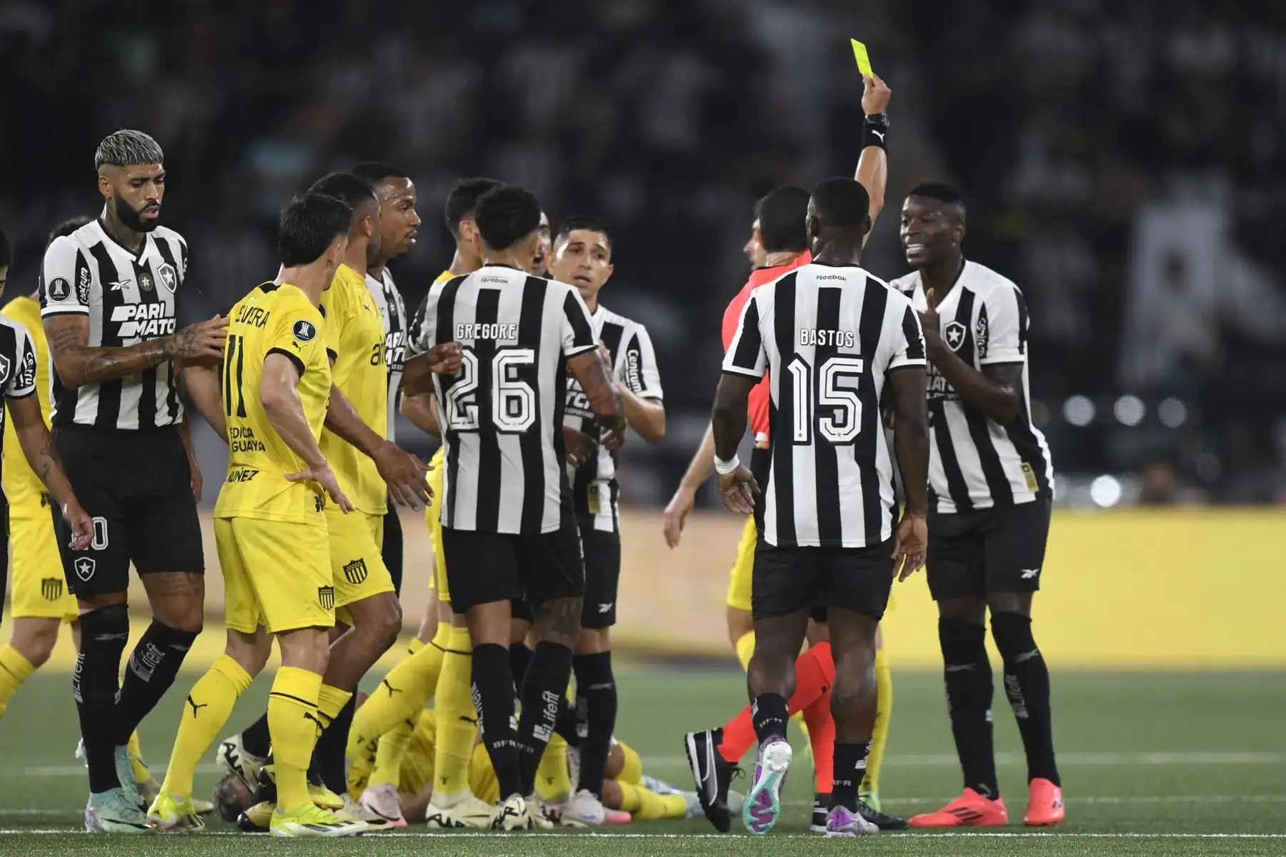 El árbitro colombiano Andrés Rojas muestra una tarjeta amarilla al delantero de Botafogo, Luis Henrique, durante el partido de ida de la semifinal de la Copa Libertadores entre el Botafogo de Brasil y PeÒarol de Uruguay en el estadio Olímpico Nilton Santos en Río de Janeiro, Brasil. Foto: ANDINA/AFP