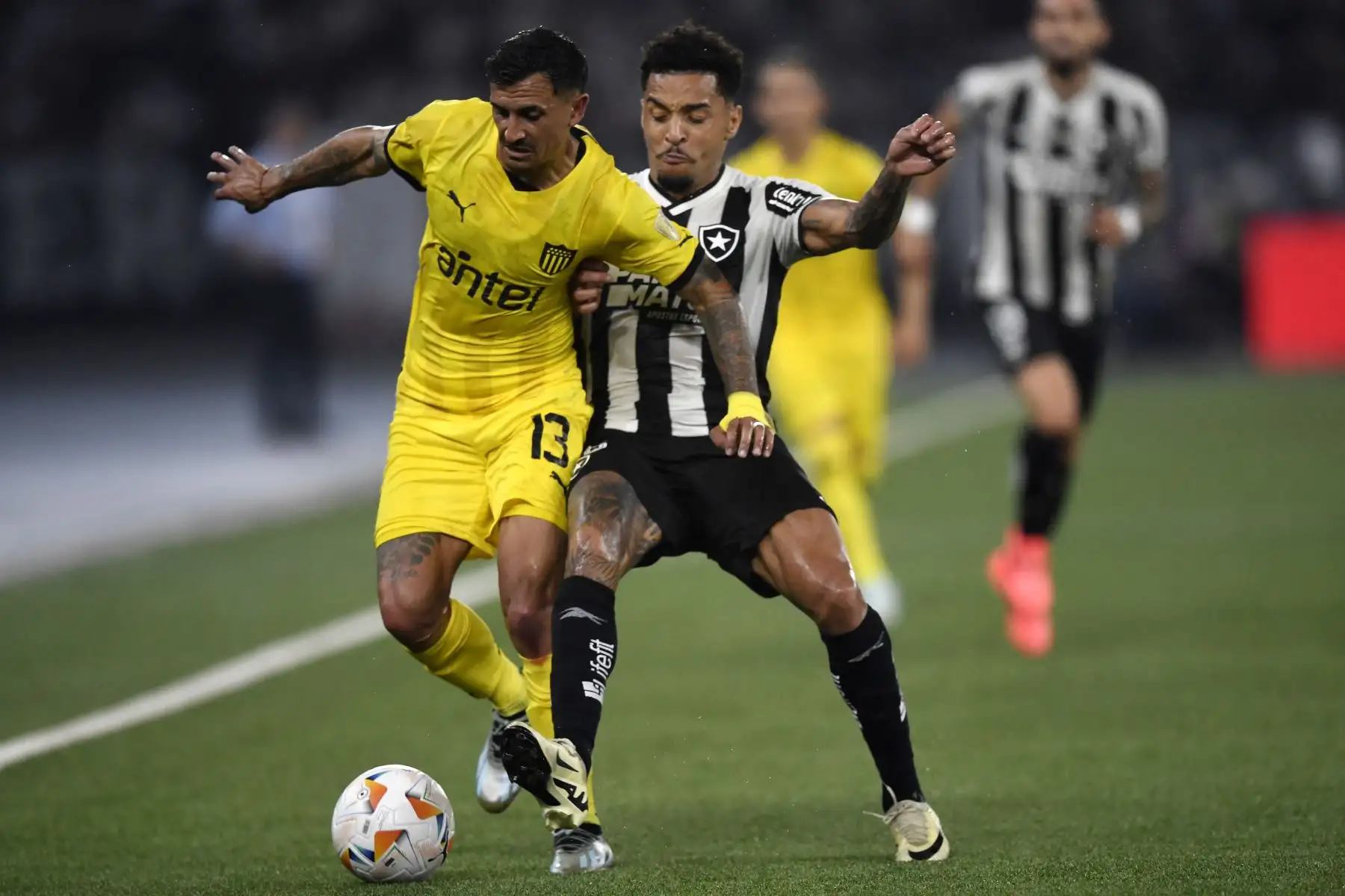 El mediocampista de Peñarol Eduardo Darias y el mediocampista de Botafogo Gregore luchan por el balón durante el partido de ida de semifinales de la Copa Libertadores entre el Botafogo de Brasil y el PeÒarol de Uruguay en el estadio Olímpico Nilton Santos en Río de Janeiro, Brasil. Foto: ANDINA/AFP
