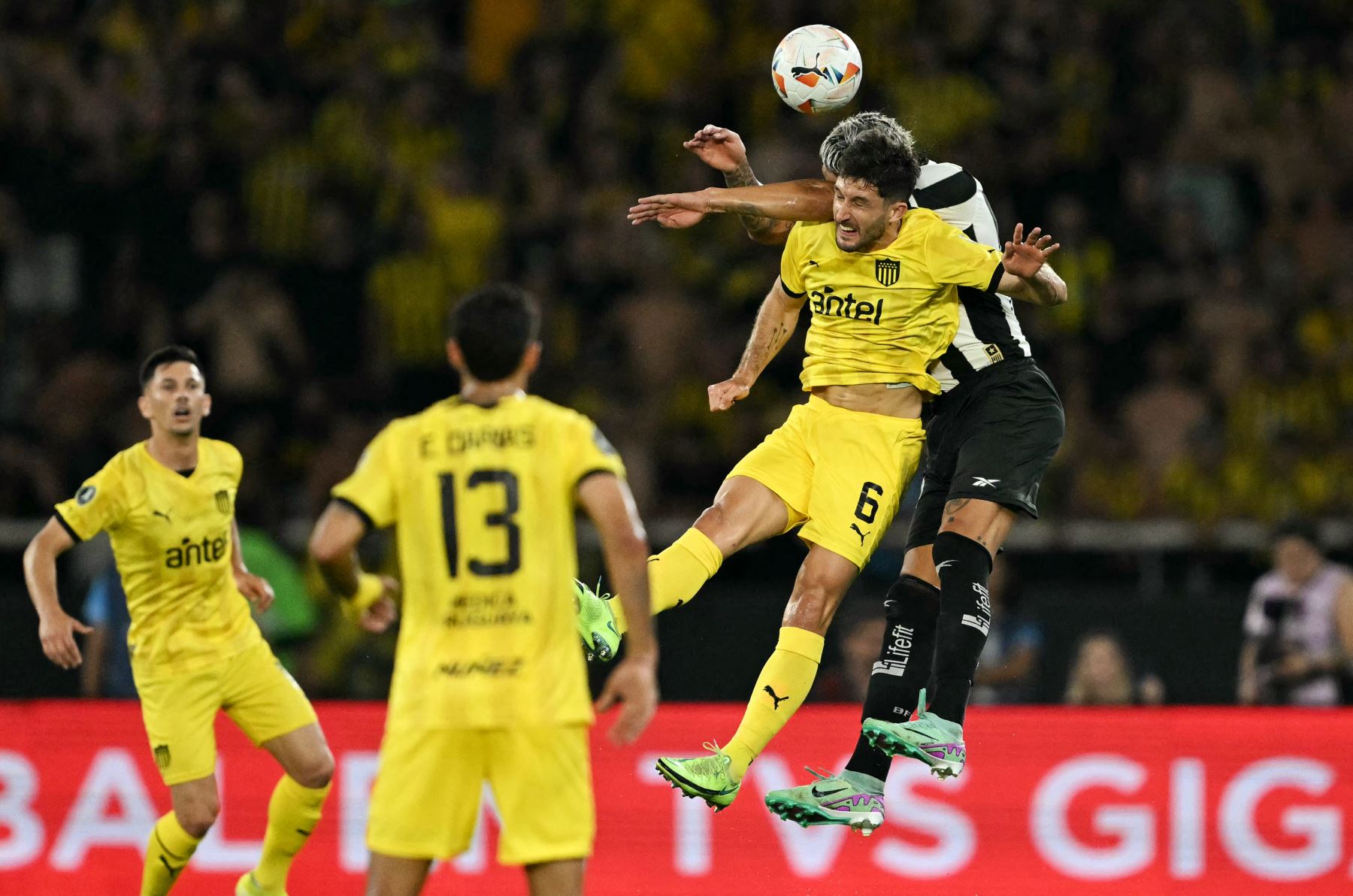 El mediocampista argentino de Peñarol Rodrigo Pérez y el defensor de Peñarol Pedro Milans luchan por el balón durante el partido de fútbol de ida de semifinales de la Copa Libertadores entre Botafogo de Brasil y Peñarol de Uruguay. Foto: AFP