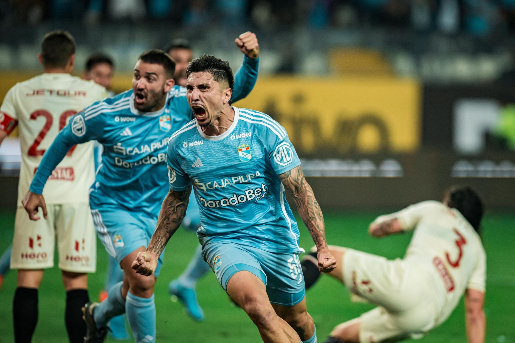 El jugador celeste Gustavo Cazonatti celebra el gol durante el partido de Sporting Cristal vs Universitario. Foto: ANDINA/Difusión