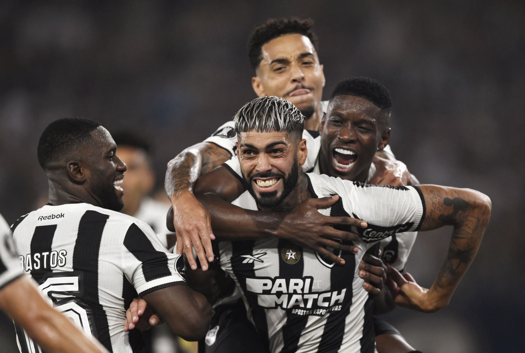 El defensor argentino de Botafogo, Alexander Barboza  celebra con sus compañeros después de anotar el segundo gol de su equipo durante el partido de fútbol de ida de semifinales de la Copa Libertadores entre Botafogo de Brasil y Peñarol de Uruguay. Foto: AFP