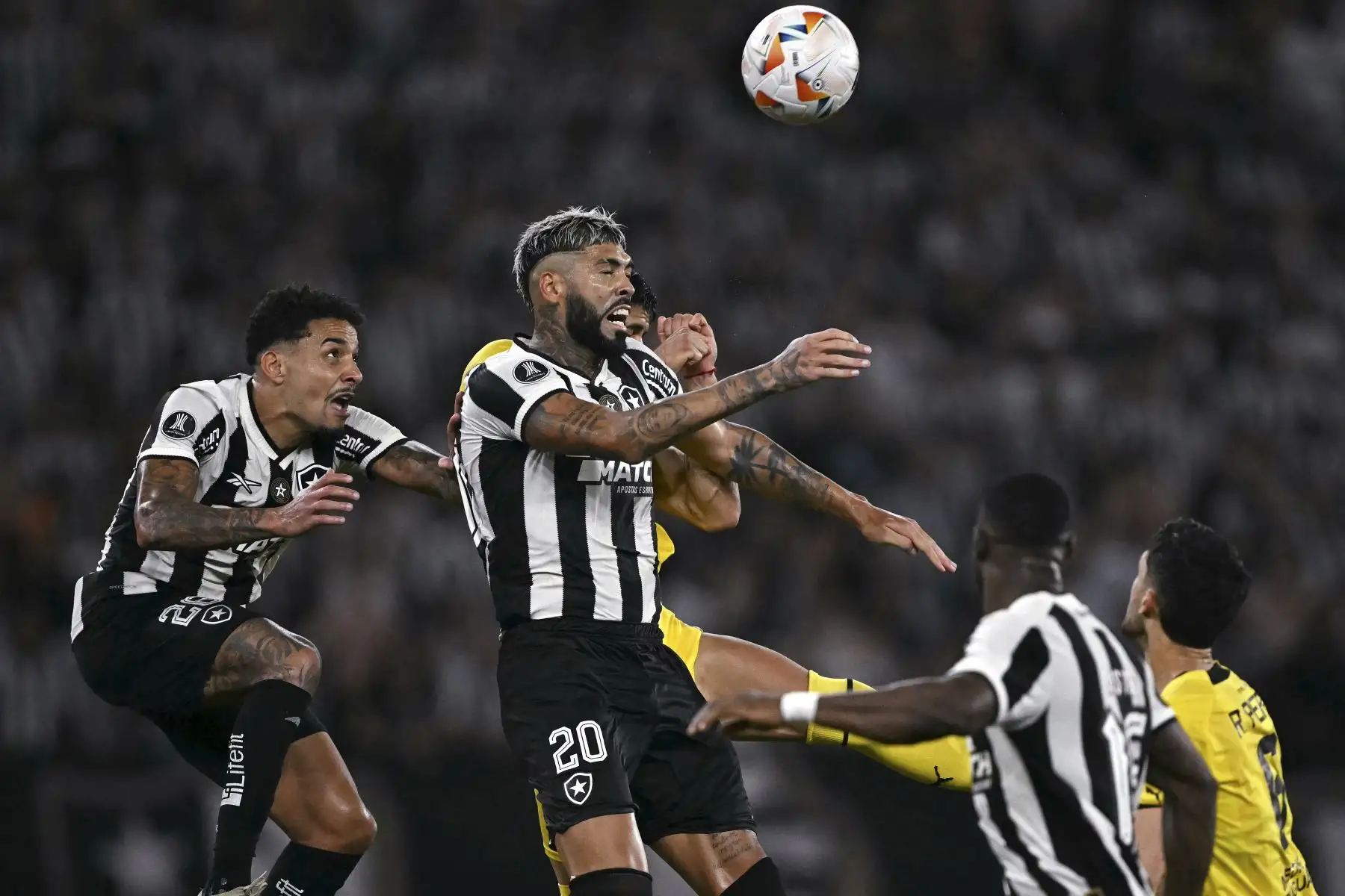 El defensor argentino de Botafogo, Alexander Barboza, salta para un cabezazo durante el partido de fútbol de ida de la semifinal de la Copa Libertadores entre el Botafogo de Brasil y PeÒarol de Uruguay en el estadio Olímpico Nilton Santos en Río de Janeiro, Brasil. 
Foto: ANDINA/AFP