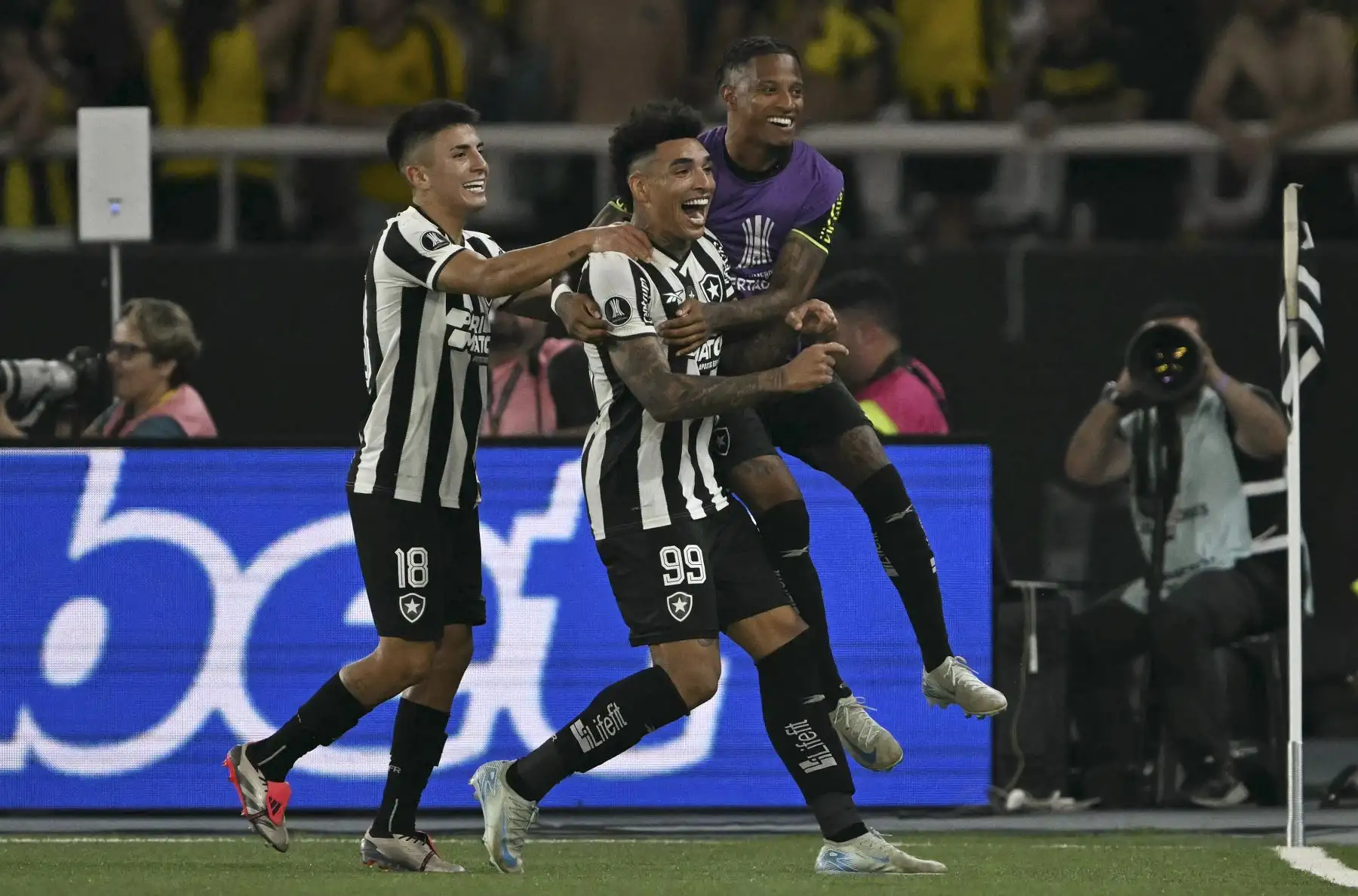 El delantero de Botafogo, Igor Jesus, celebra con sus compañeros después de anotar el quinto gol de su equipo durante el partido de ida de las semifinales de la Copa Libertadores entre el Botafogo de Brasil y el PeÒarol de Uruguay en el estadio Olímpico Nilton Santos en Río de Janeiro, Brasil. Foto: ANDINA/AFP