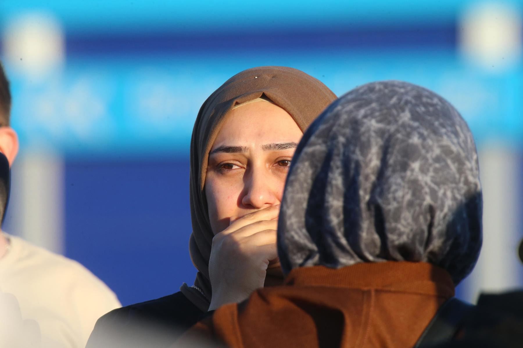 Familiares de los empleados de TUSAS esperan afuera mientras la policía asegura el área durante un ataque terrorista en la sede del TUSAS en Ankara, Türkiye. Foto: EFE