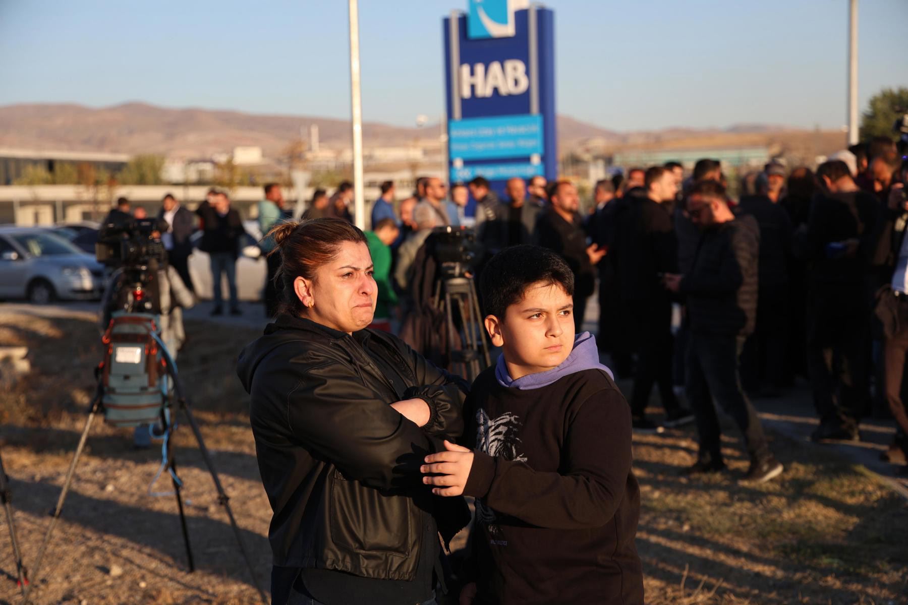 Familiares de los empleados de TUSAS esperan afuera mientras la policía asegura el área durante un ataque terrorista en la sede del TUSAS en Ankara, Türkiye. Foto: EFE