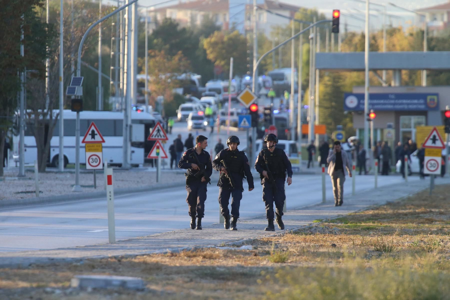 Los policías aseguran la zona durante un ataque terrorista en la sede del Centro Turco Aeroespacial y de Aviación (TUSAS) en Ankara, Türkiye. Foto: EFE