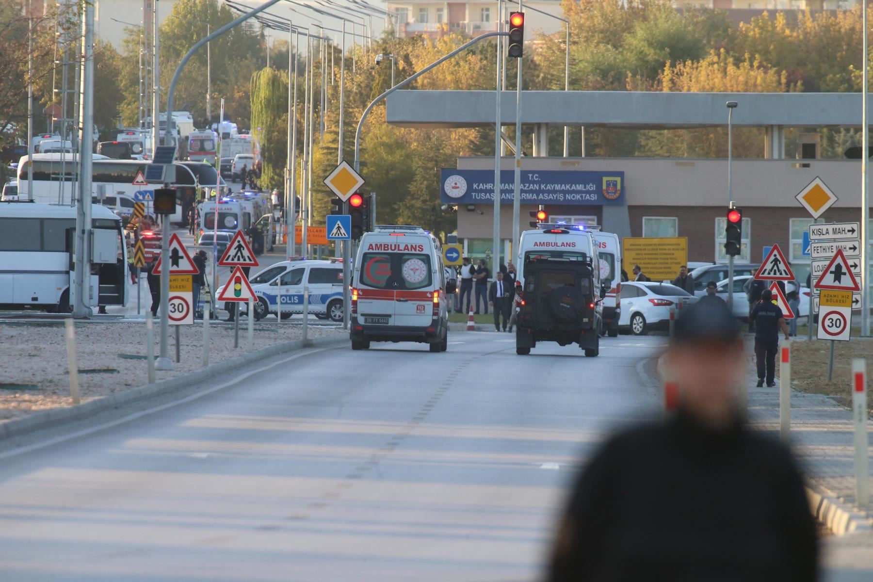 Los policías aseguran la zona durante un ataque terrorista en la sede del Centro Turco Aeroespacial y de Aviación (TUSAS) en Ankara, Türkiye. Foto: EFE