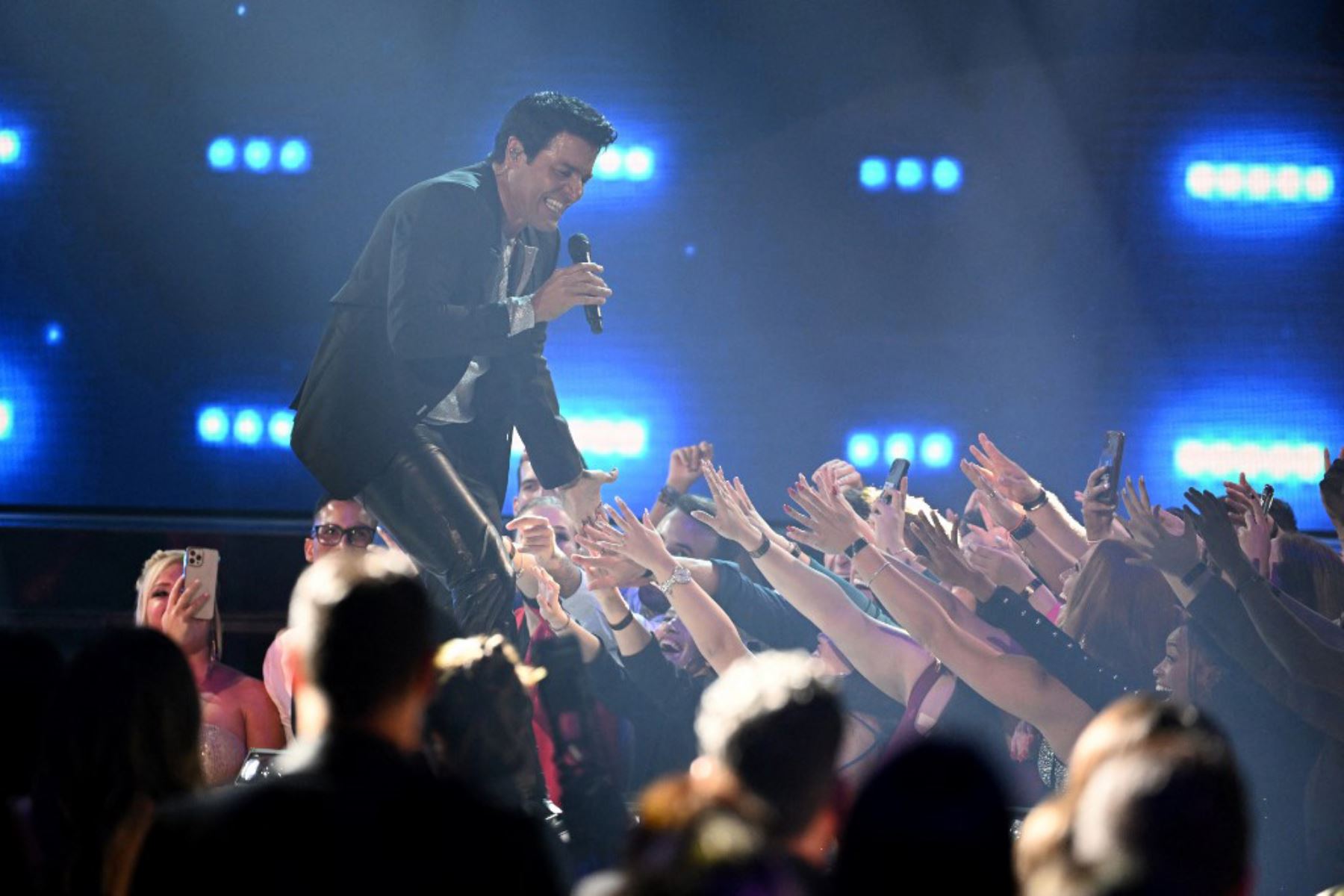 Su gira "Bailemos Otra Vez" marca un momento especial en su trayectoria, ya que además de sus grandes éxitos, presentará en vivo temas de su nuevo álbum, entre los que destacan "Te amo y punto" y "Como tú y yo".  Foto: AFP