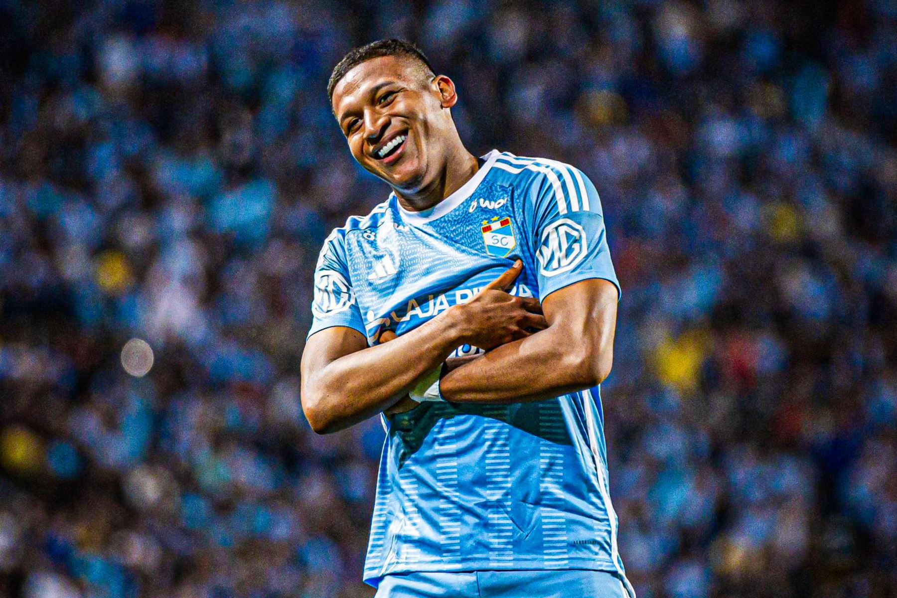 Fernando Pacheco celebrando su anotación con Sporting Cristal a Universitario en el estadio Nacional