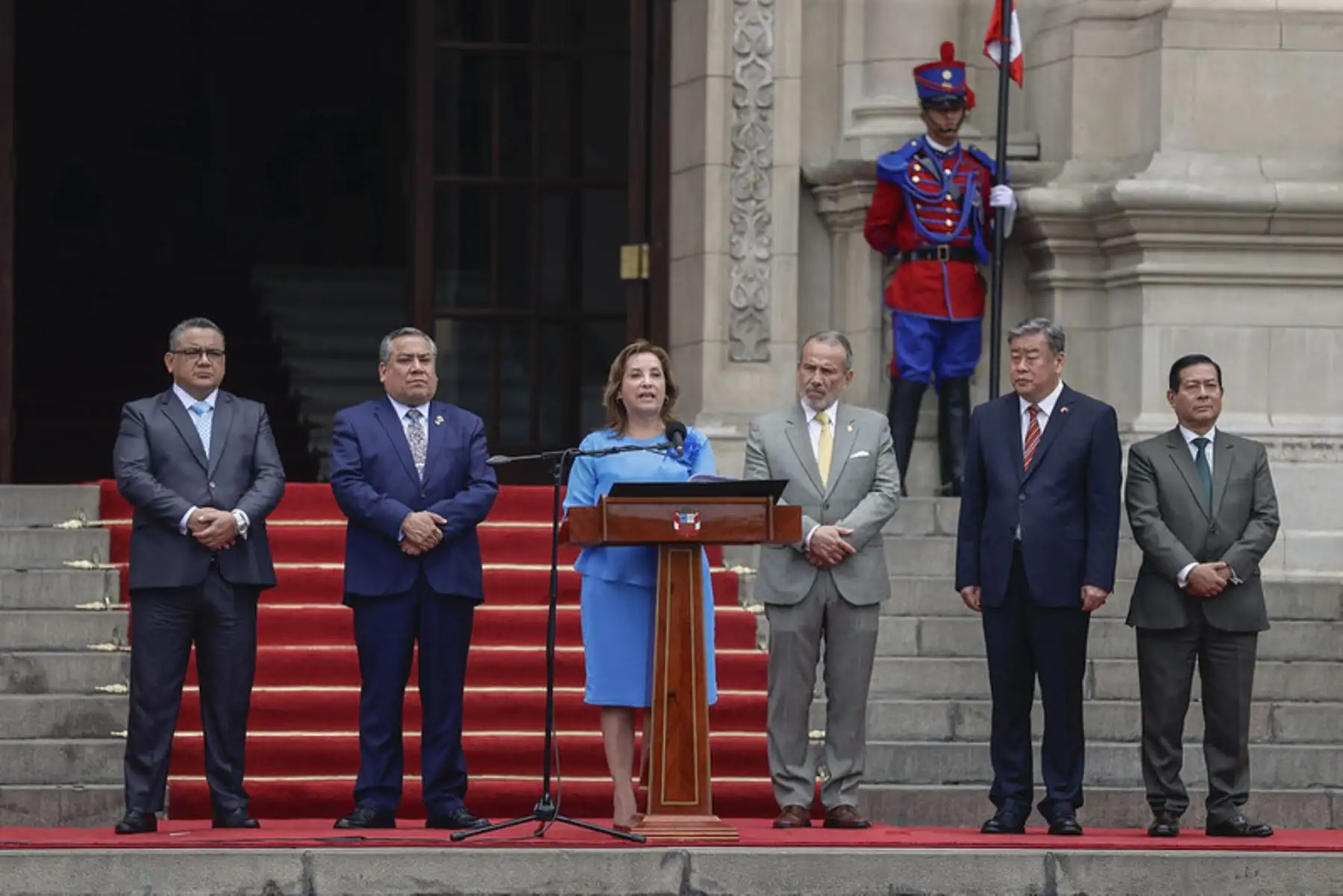 La Presidenta de la República, Dina Boluarte, encabeza la ceremonia de donación de motocicletas y vehículos para fortalecer la labor de seguridad durante la realización de las reuniones del Foro de Cooperación Económica Asia-Pacífico (APEC) 2024. Foto: ANDINA/ Prensa Presidencia