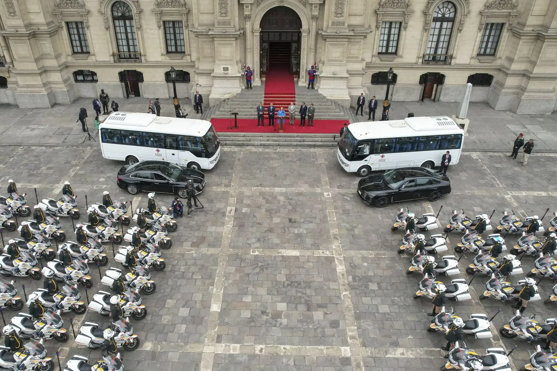 La Presidenta de la República, Dina Boluarte, encabeza la ceremonia de donación de motocicletas y vehículos para fortalecer la labor de seguridad durante la realización de las reuniones del Foro de Cooperación Económica Asia-Pacífico (APEC) 2024. Foto: ANDINA/ Prensa Presidencia