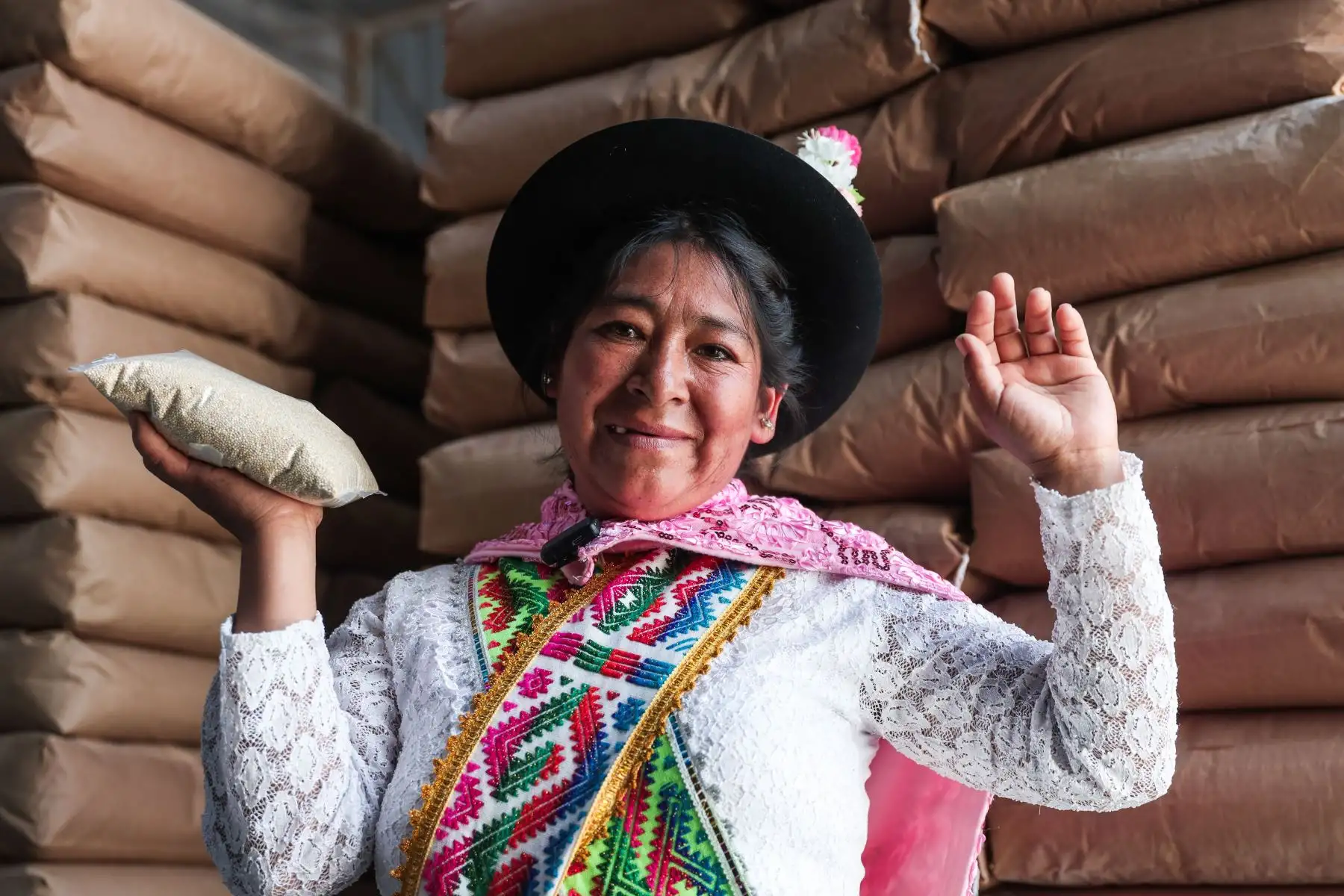 Cirila Huaraca, productora apurimeña de la cooperativa Warmi Tarpuy muestra granos de quinua blanca. Foto: ANDINA/ Connie Calderon