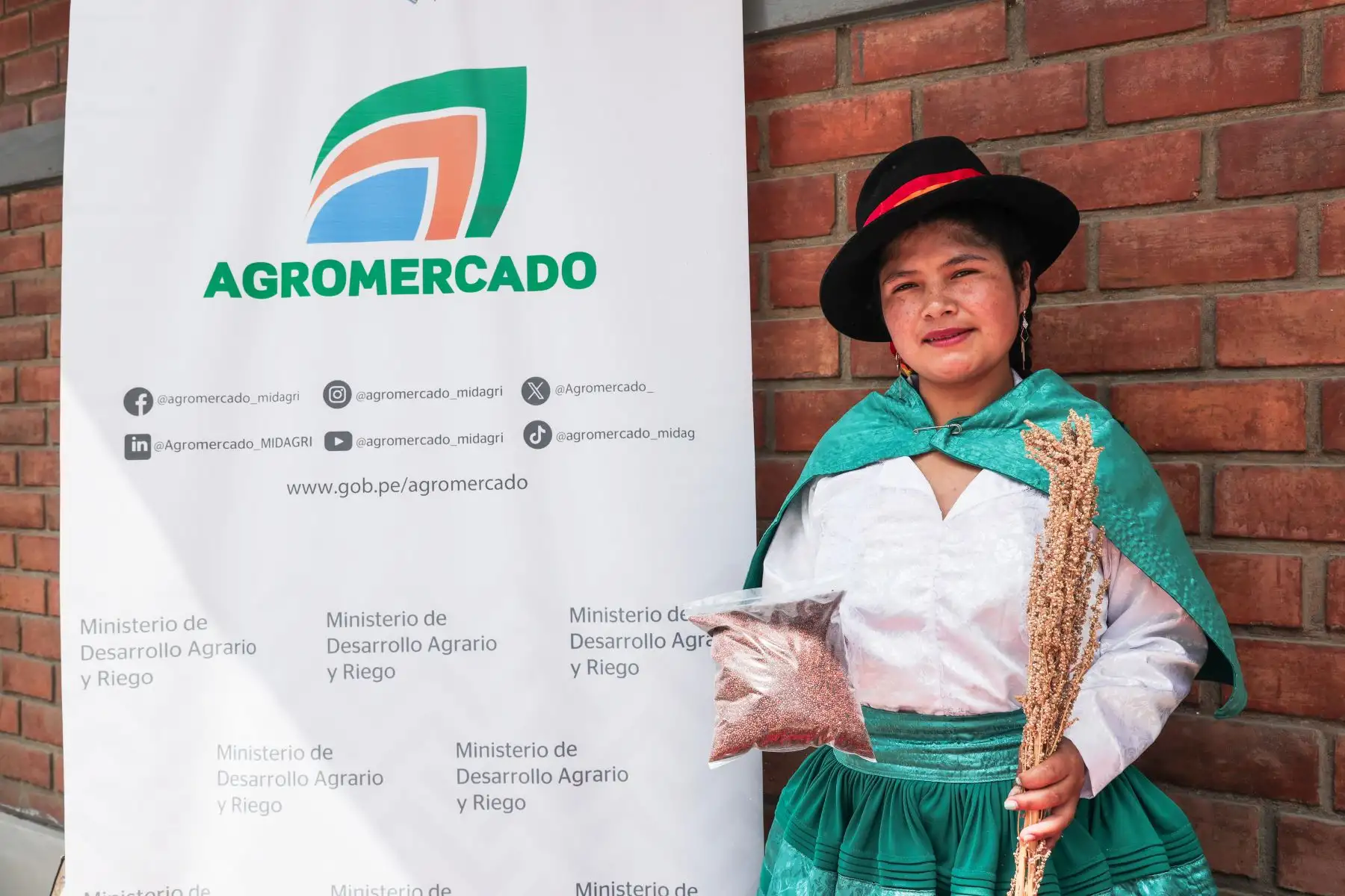 Isabel Nieve Rojas, productora de quinua apurimeña, muestra con orgullo un paquete de quinua roja. Foto: ANDINA/ Connie Calderon