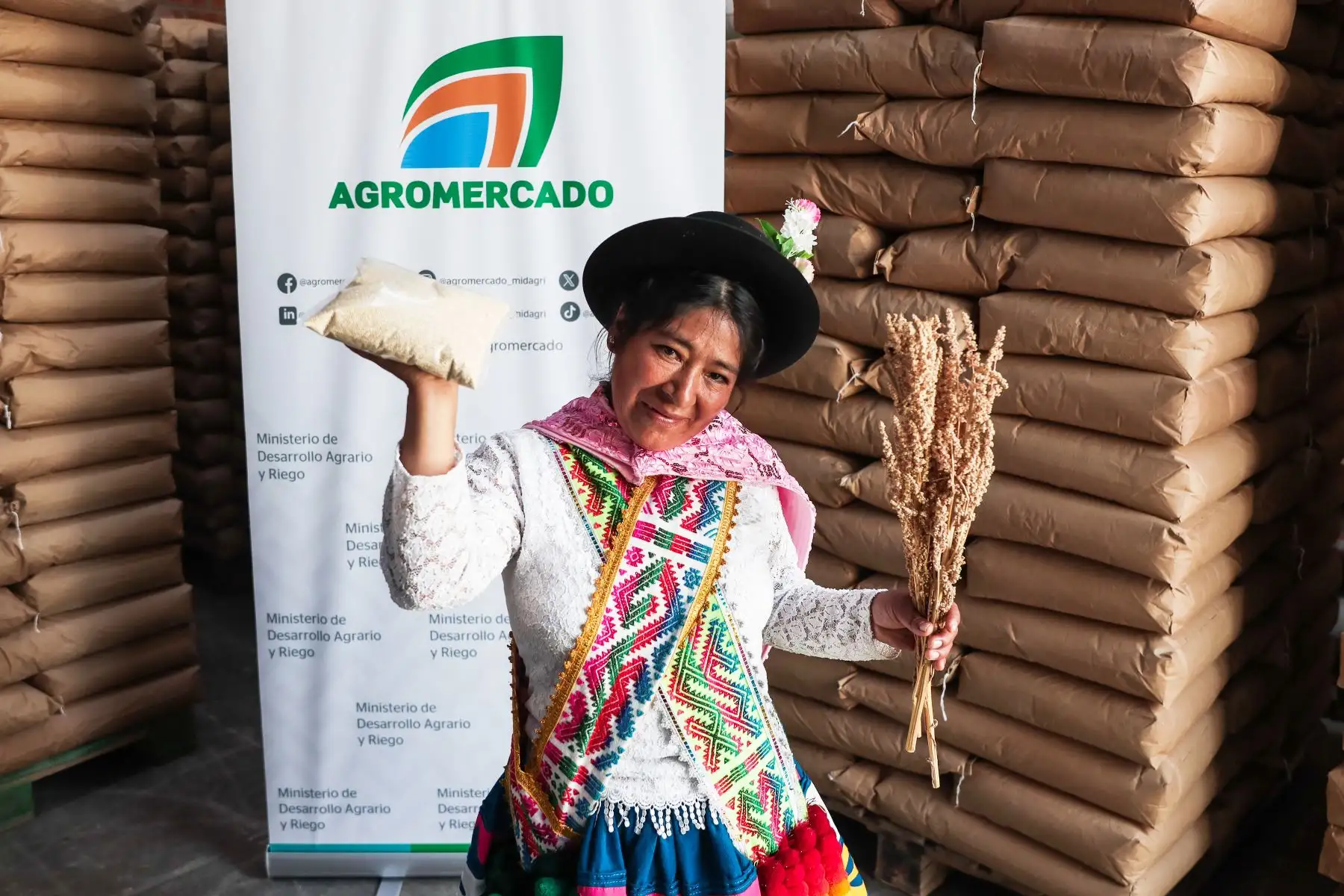 Cirila Huaraca, productora de Apurímac de la cooperativa Warmi Tarpuy, muestra granos de quinua blanca antes de ser exportados al extranjero. Foto: ANDINA/ Connie Calderon