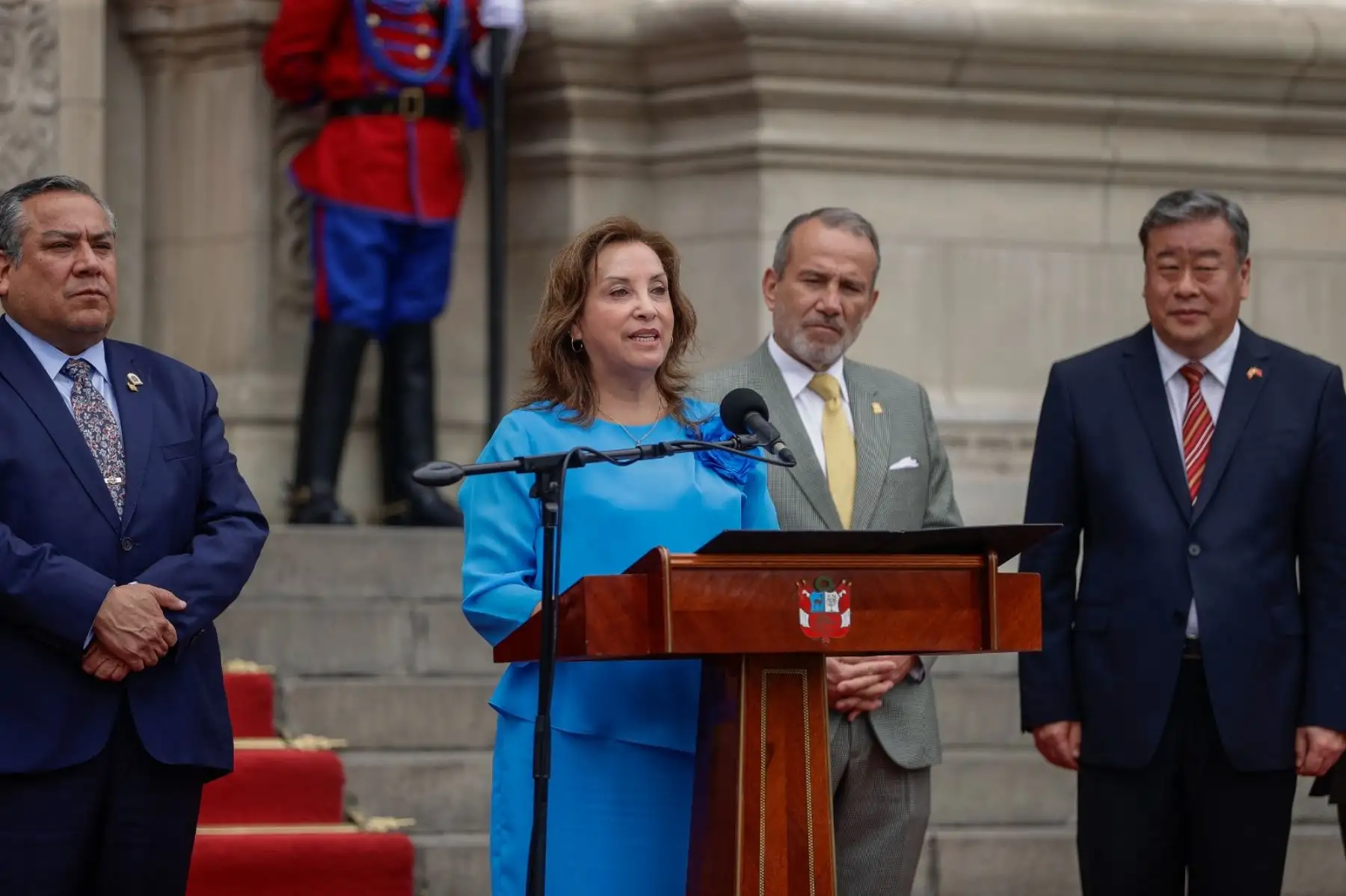 La Presidenta de la República, Dina Boluarte, encabeza la ceremonia de donación de motocicletas y vehículos para fortalecer la labor de seguridad durante la realización de las reuniones del Foro de Cooperación Económica Asia-Pacífico (APEC) 2024. Foto: ANDINA/ Prensa Presidencia