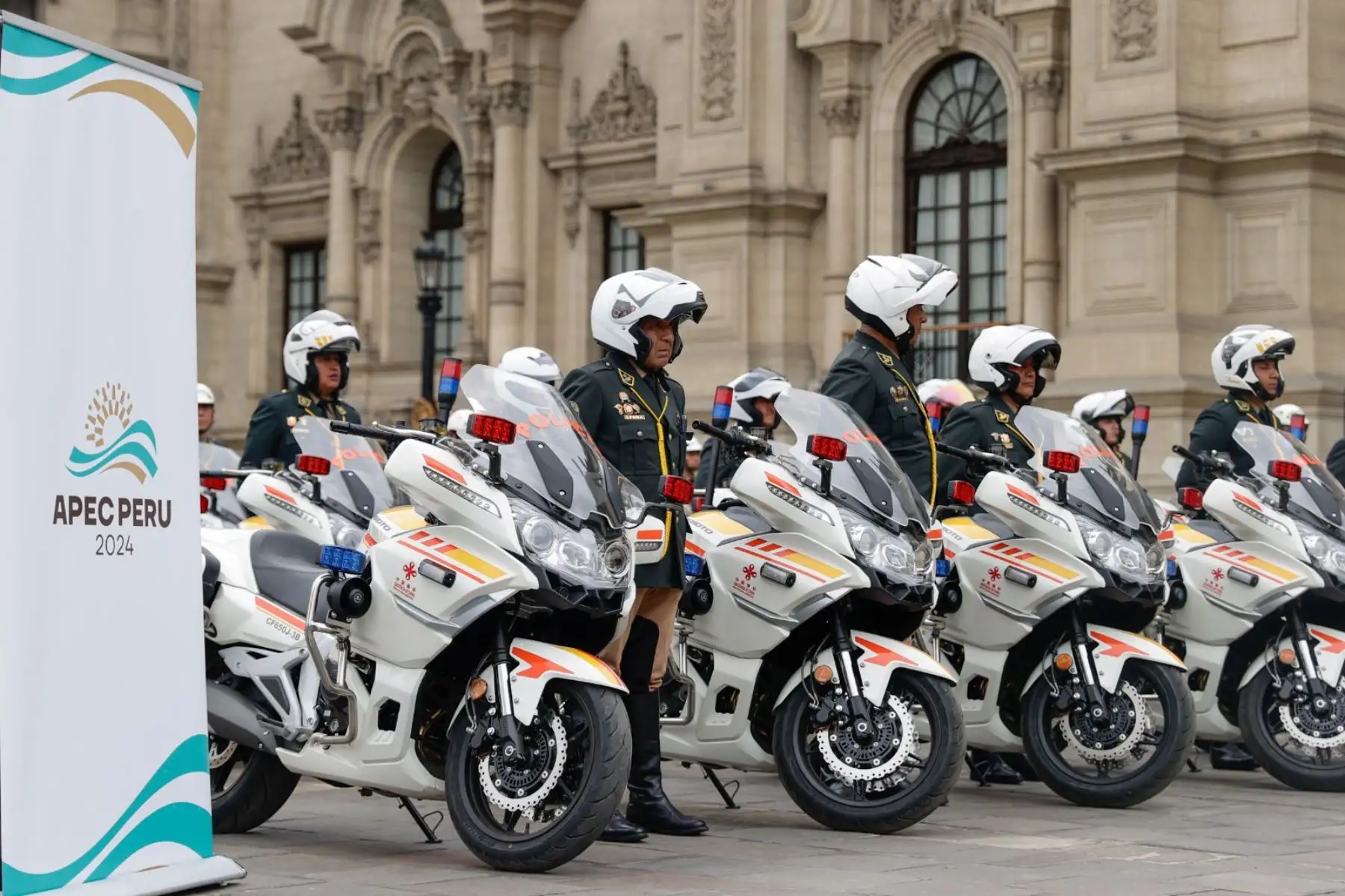 La Presidenta de la República, Dina Boluarte, encabeza la ceremonia de donación de motocicletas y vehículos para fortalecer la labor de seguridad durante la realización de las reuniones del Foro de Cooperación Económica Asia-Pacífico (APEC) 2024. Foto: ANDINA/ Prensa Presidencia