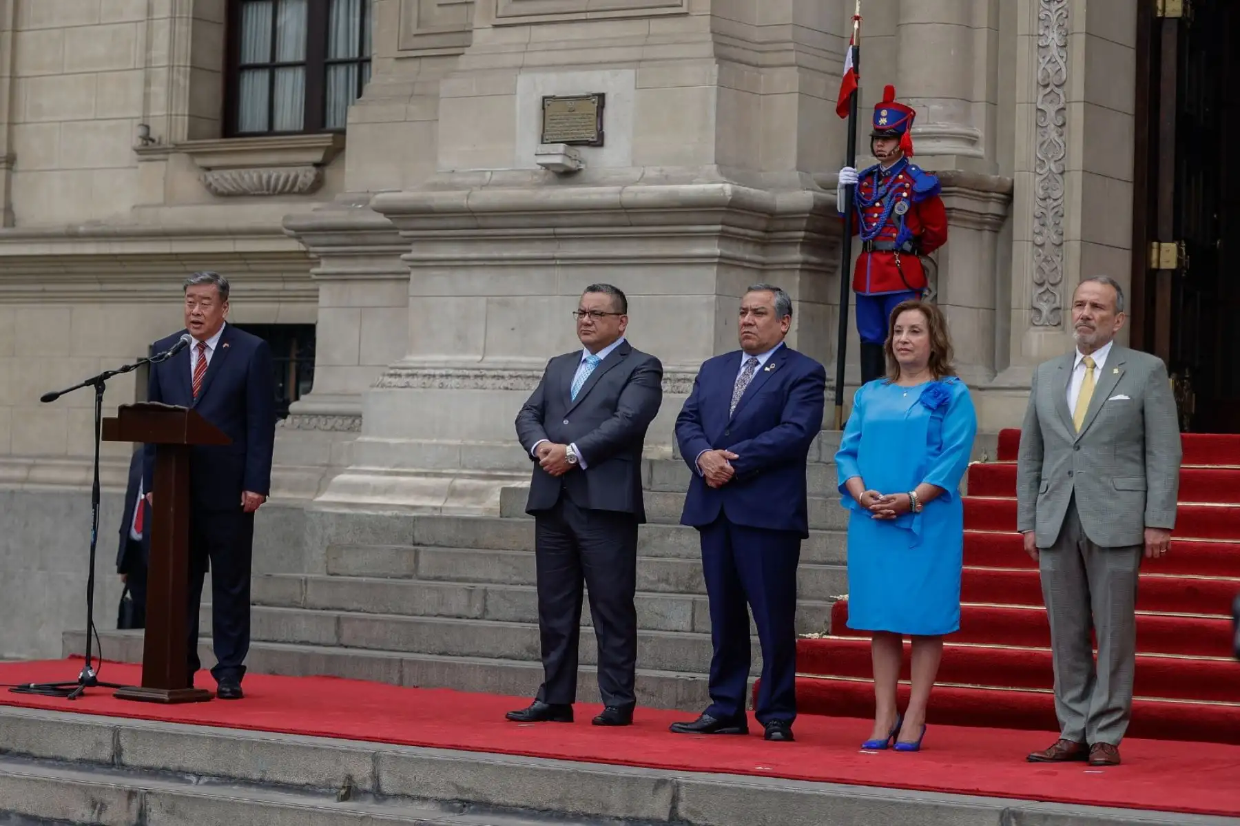 La Presidenta de la República, Dina Boluarte, encabeza la ceremonia de donación de motocicletas y vehículos para fortalecer la labor de seguridad durante la realización de las reuniones del Foro de Cooperación Económica Asia-Pacífico (APEC) 2024. Foto: ANDINA/ Prensa Presidencia