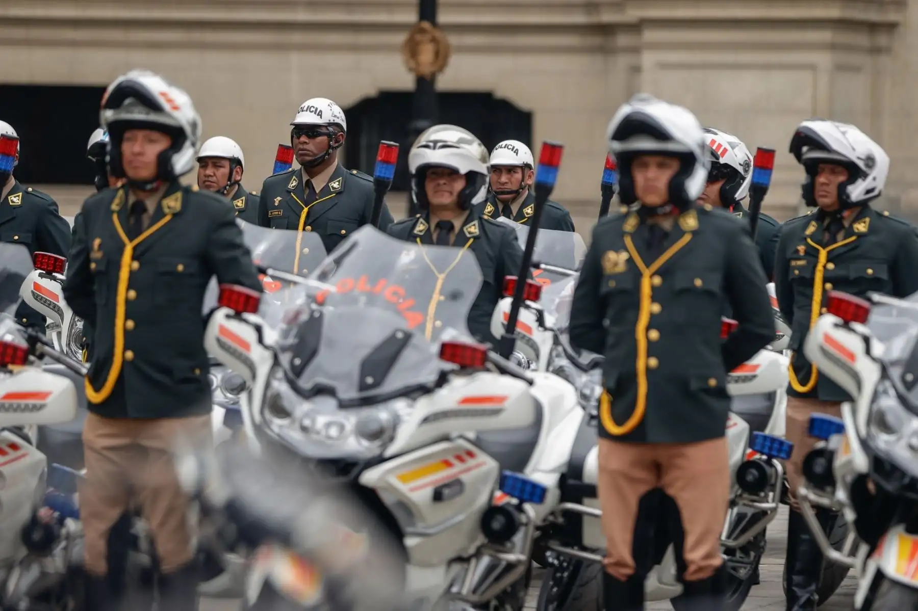La Presidenta de la República, Dina Boluarte, encabeza la ceremonia de donación de motocicletas y vehículos para fortalecer la labor de seguridad durante la realización de las reuniones del Foro de Cooperación Económica Asia-Pacífico (APEC) 2024. Foto: ANDINA/ Prensa Presidencia
