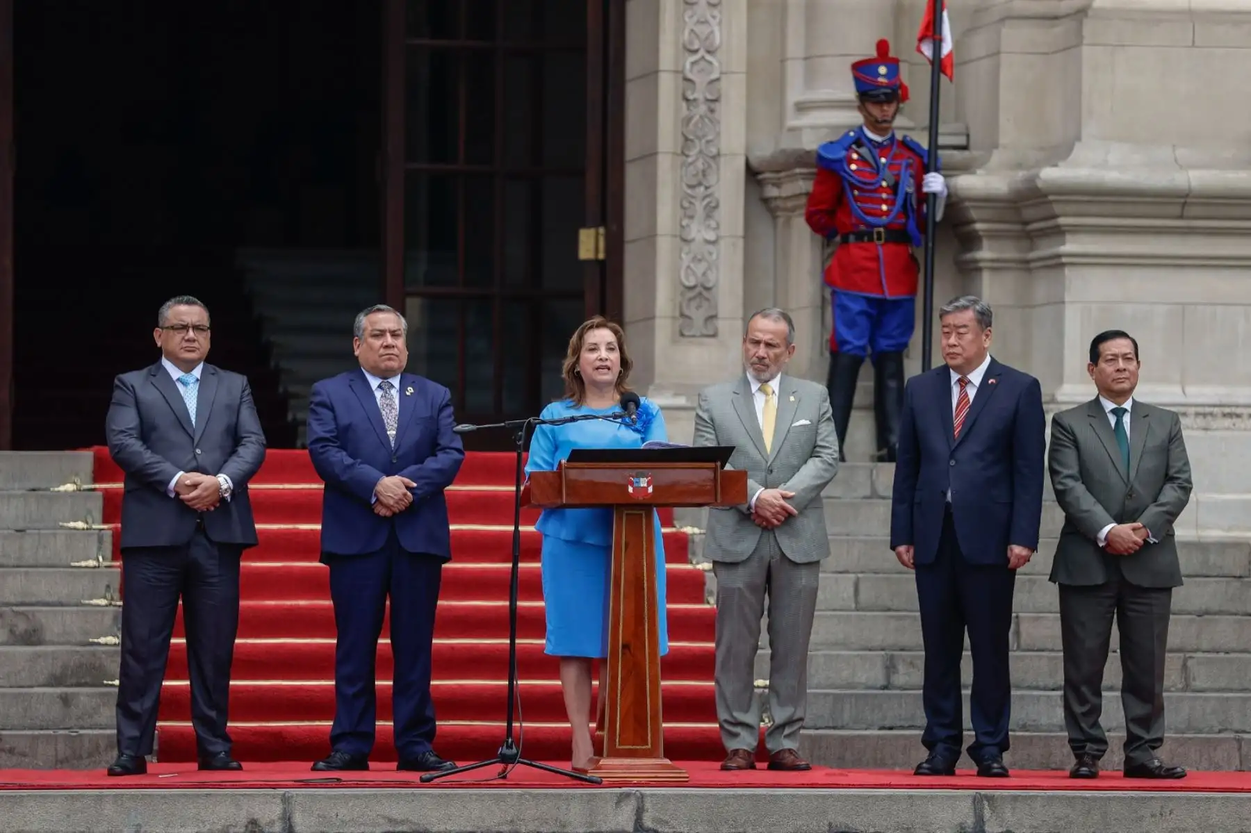 La Presidenta de la República, Dina Boluarte, encabeza la ceremonia de donación de motocicletas y vehículos para fortalecer la labor de seguridad durante la realización de las reuniones del Foro de Cooperación Económica Asia-Pacífico (APEC) 2024. Foto: ANDINA/ Prensa Presidencia