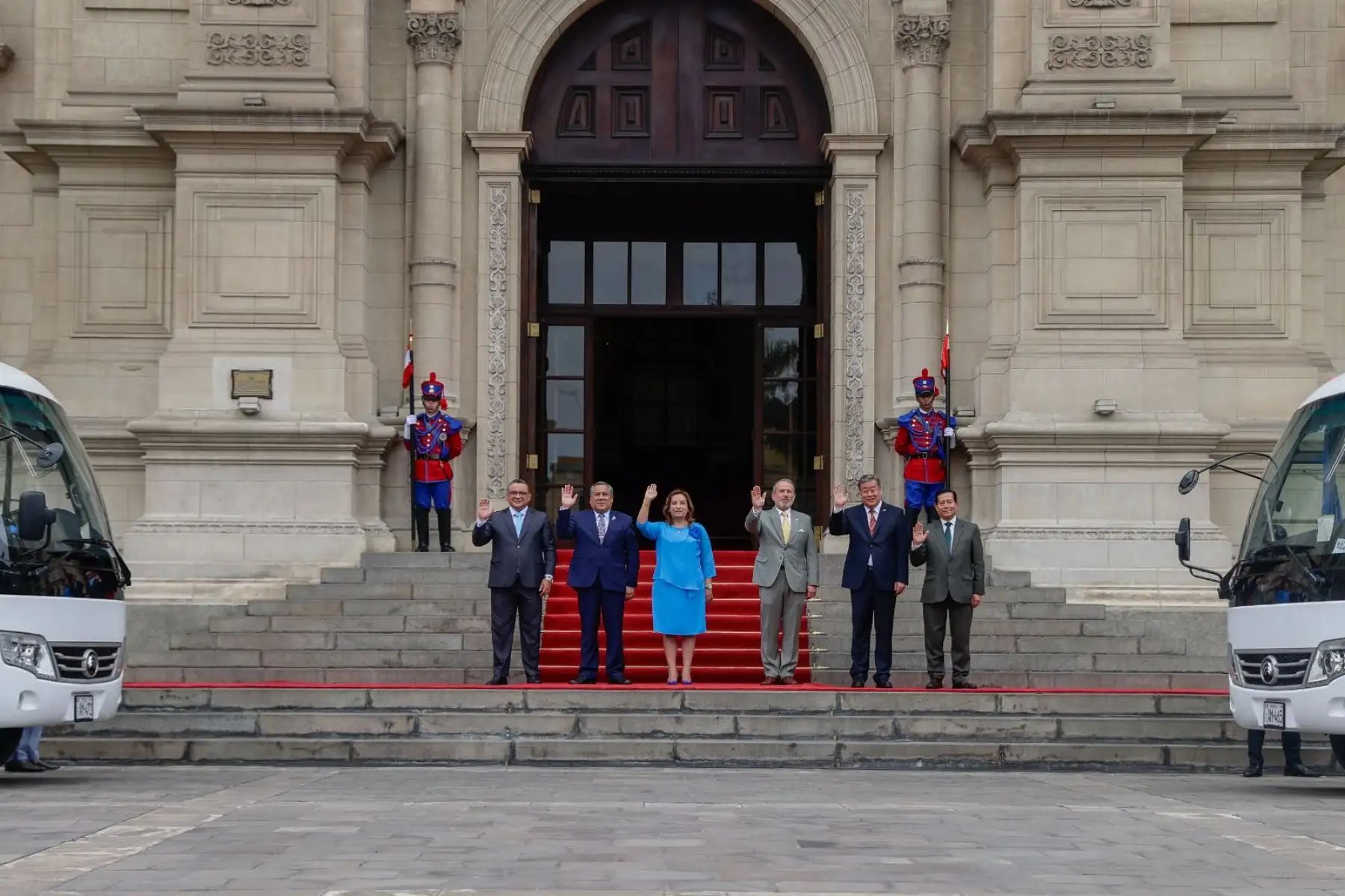 La Presidenta de la República, Dina Boluarte, encabeza la ceremonia de donación de motocicletas y vehículos para fortalecer la labor de seguridad durante la realización de las reuniones del Foro de Cooperación Económica Asia-Pacífico (APEC) 2024. Foto: ANDINA/ Prensa Presidencia