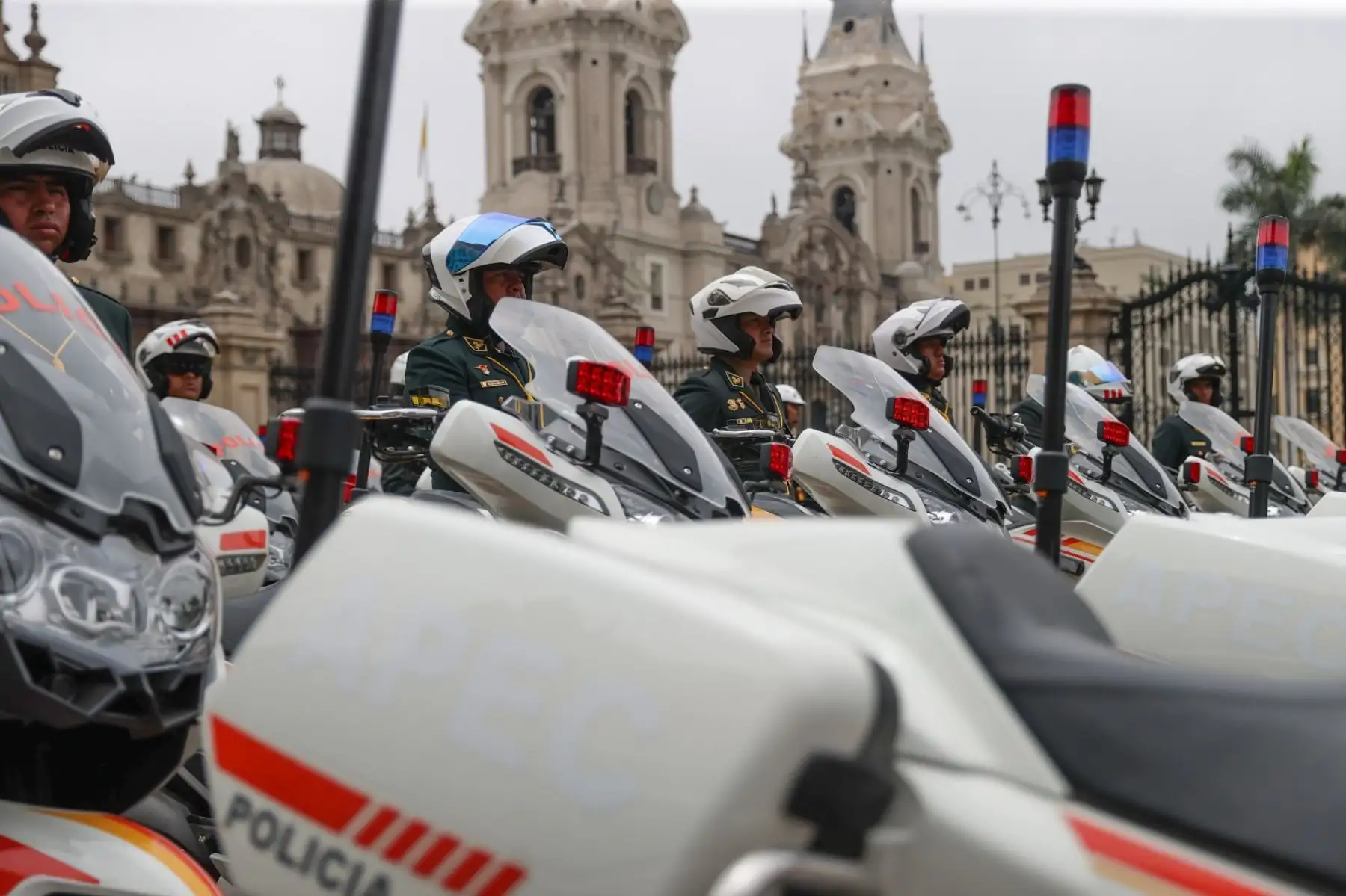 La Presidenta de la República, Dina Boluarte, encabeza la ceremonia de donación de motocicletas y vehículos para fortalecer la labor de seguridad durante la realización de las reuniones del Foro de Cooperación Económica Asia-Pacífico (APEC) 2024. Foto: ANDINA/ Prensa Presidencia