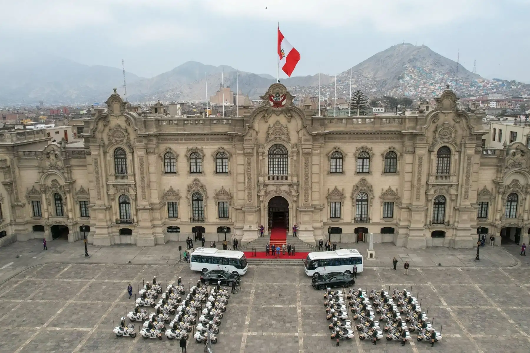La Presidenta de la República, Dina Boluarte, encabeza la ceremonia de donación de motocicletas y vehículos para fortalecer la labor de seguridad durante la realización de las reuniones del Foro de Cooperación Económica Asia-Pacífico (APEC) 2024. Foto: ANDINA/ Prensa Presidencia