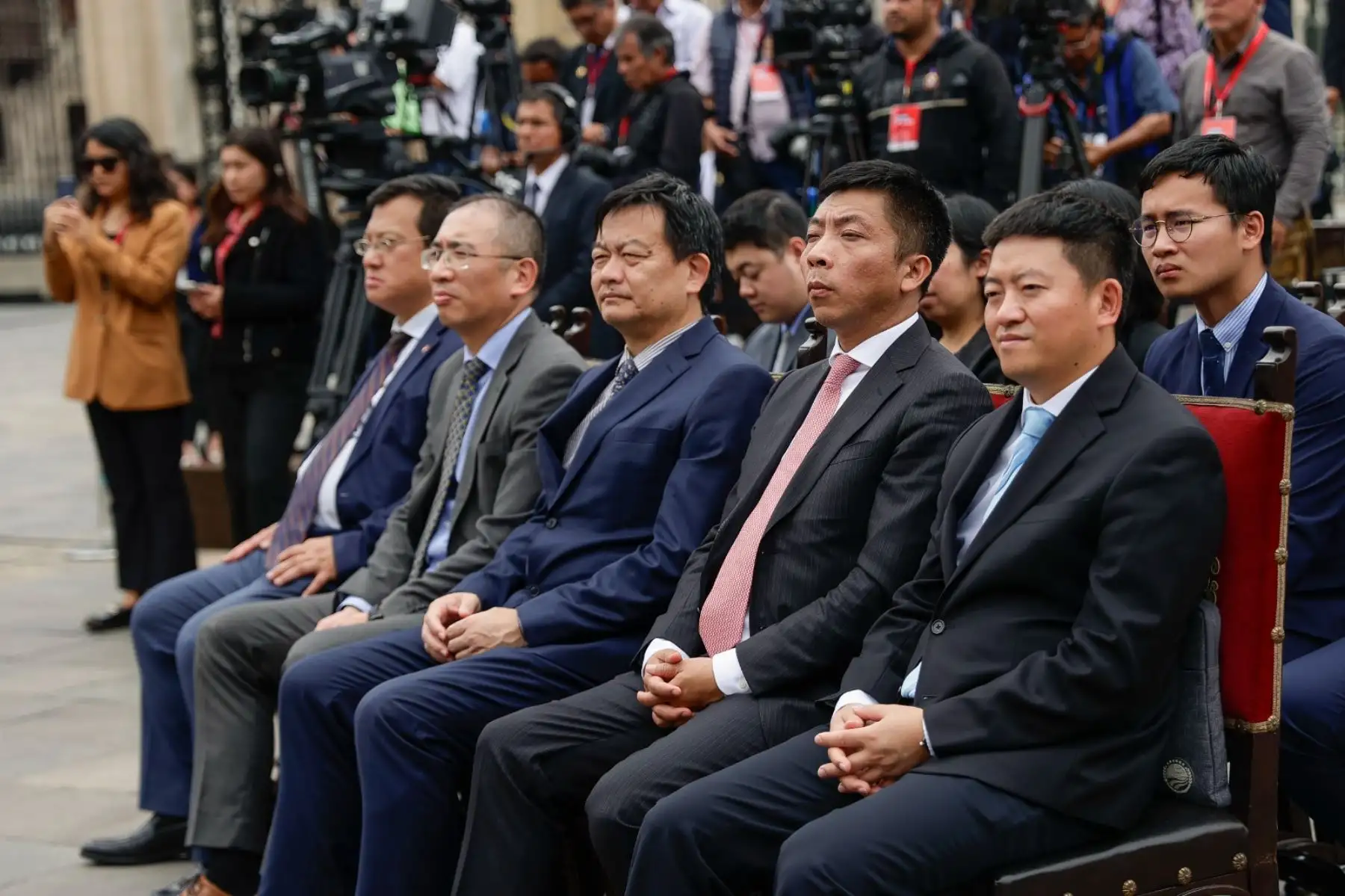 La Presidenta de la República, Dina Boluarte, encabeza la ceremonia de donación de motocicletas y vehículos para fortalecer la labor de seguridad durante la realización de las reuniones del Foro de Cooperación Económica Asia-Pacífico (APEC) 2024. Foto: ANDINA/ Prensa Presidencia