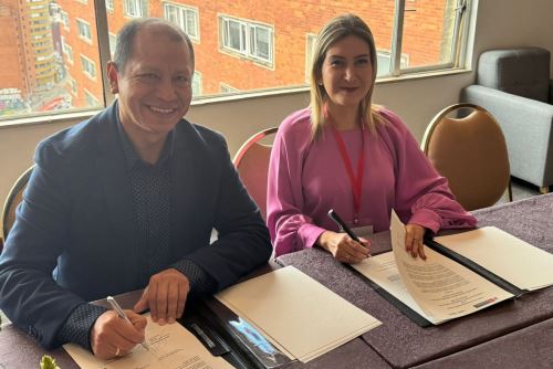 Ministros de Trabajo de Perú, Daniel Maurate Romero y de Paraguay, Mónica Recalde de Giacomi, firmaron convenio de cooperación interinstitucional, en Bogotá, Colombia. Foto: Cortesía.