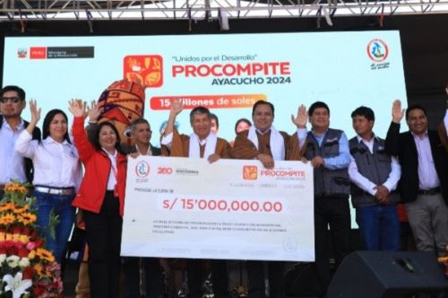 Ministro de la Producción, Sergio González; y el gobernador regional de Ayacucho, Wilfredo Oscorima, anuncian 15 millones de soles para la innovación y cadenas productivas en Ayacucho. Foto: Cortesía..