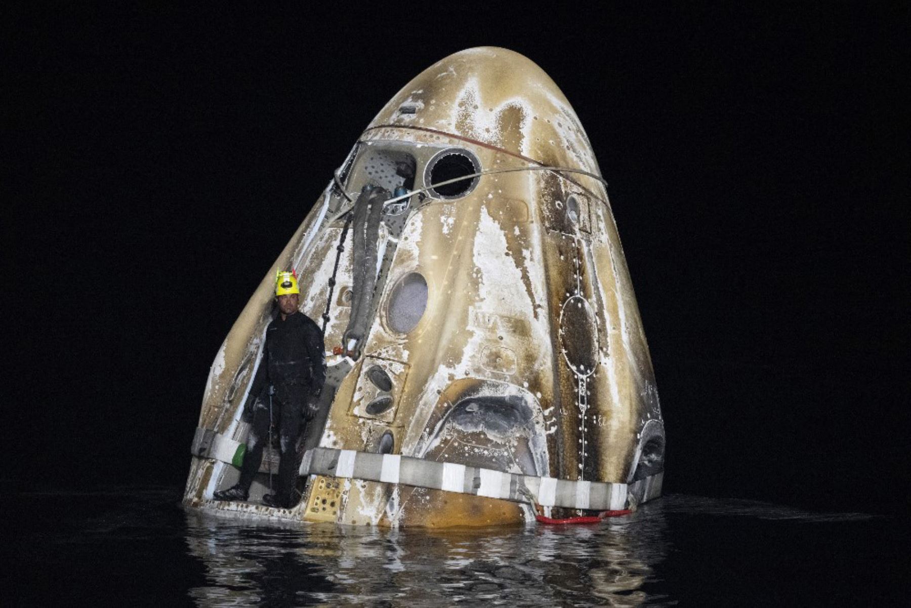 Equipos de soporte trabajan alrededor de la nave espacial Dragon Endeavor de SpaceX que aterrizó con los astronautas de la NASA Matthew Dominick, Michael Barratt y Jeanette Epps, y el cosmonauta de Roscosmos Alexander Grebenkin a bordo en el Golfo de México frente a la costa de Pensacola, Florida.  Foto: AFP