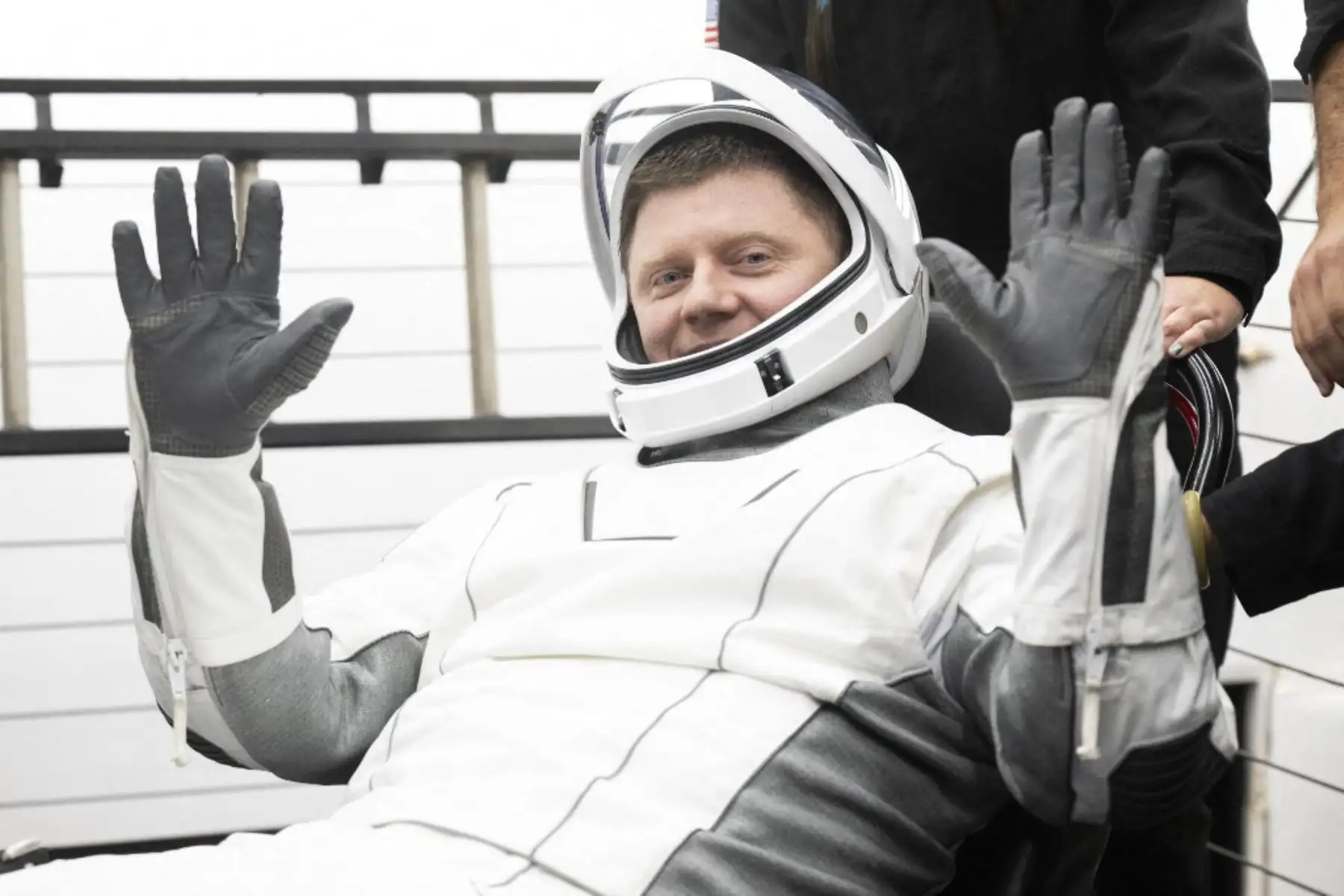 El cosmonauta de Roscosmos Alexander Grebenkin recibe ayuda para salir de la nave espacial Dragon Endeavour de SpaceX a bordo de la nave de recuperación MEGAN de SpaceX después de la NASA. Foto: AFP