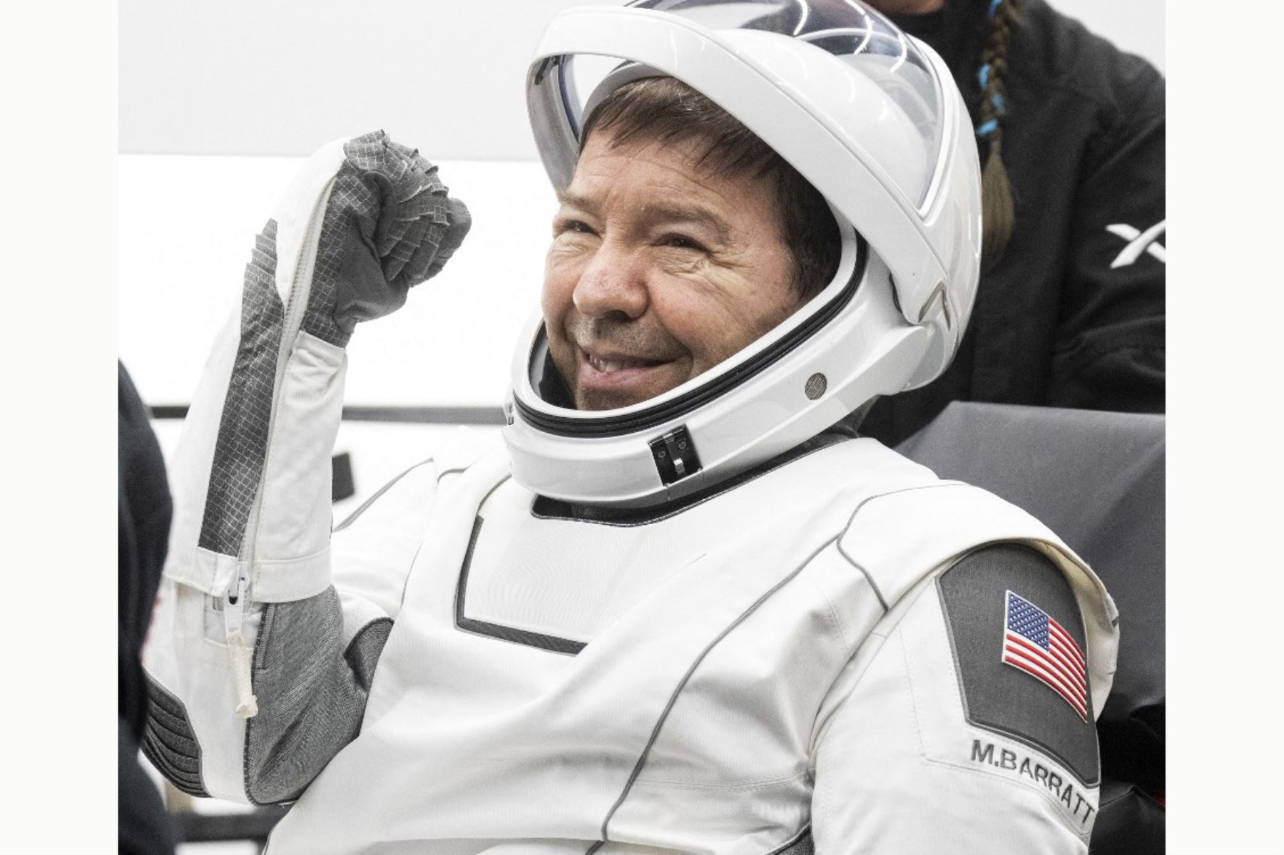 el astronauta de la NASA Michael Barratt recibe ayuda para salir de la nave espacial Dragon Endeavour de SpaceX a bordo de la nave de recuperación MEGAN de SpaceX después de la NASA. Foto: AFP