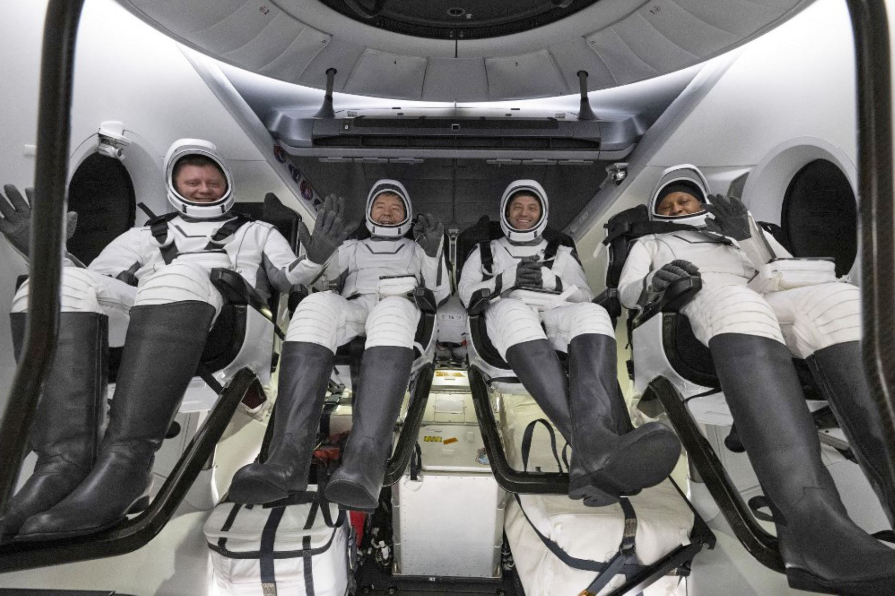 El cosmonauta de Roscosmos Alexander Grebenkin, los astronautas de la NASA Michael Barratt, Matthew Dominick y Jeanette Epps,  se ven dentro de la nave espacial SpaceX Dragon Endeavour a bordo del barco de recuperación SpaceX MEGAN poco después de haber aterrizado en el Golfo de México frente a la costa de Pensacola, Florida. Foto: AFP