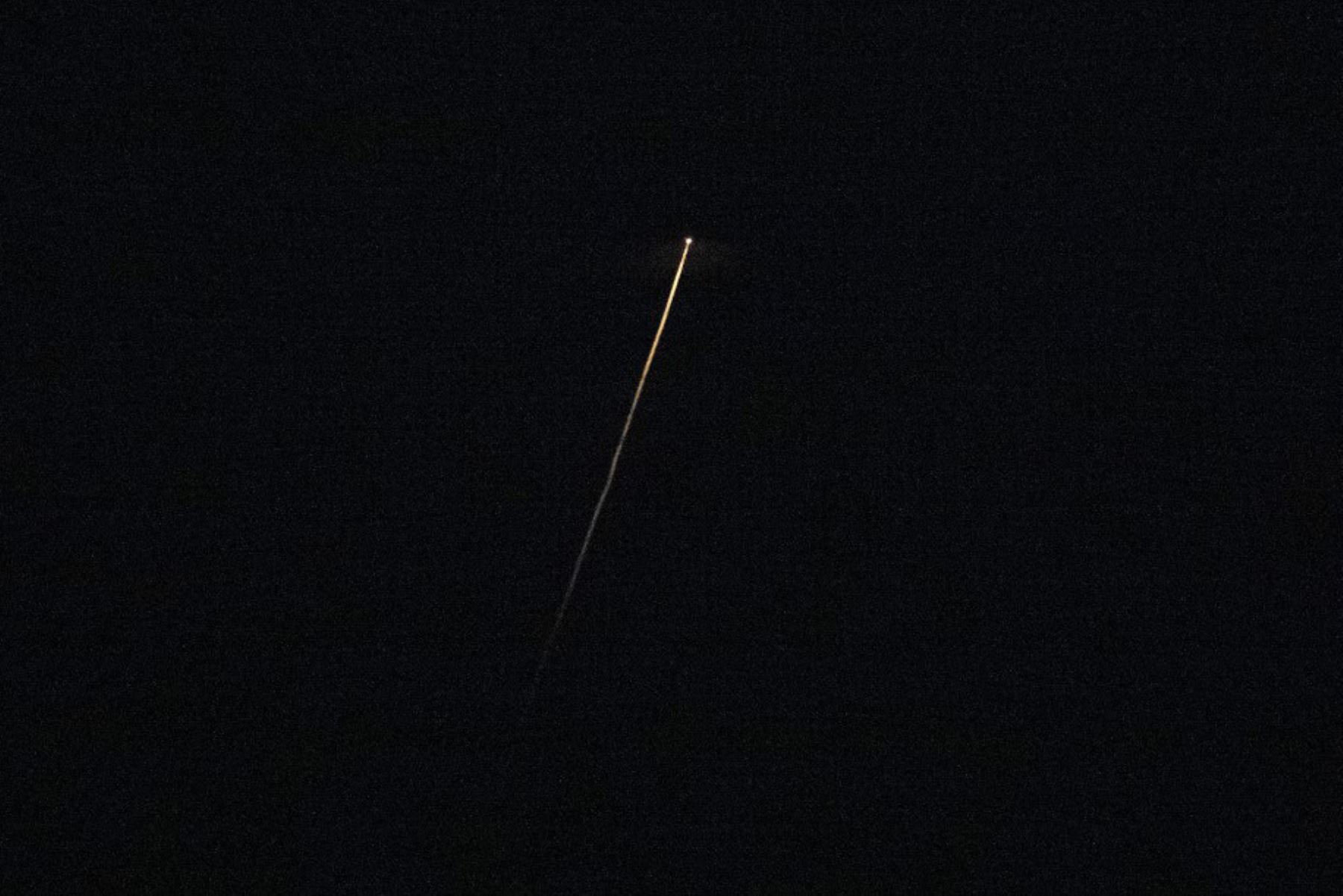 La nave espacial SpaceX Crew Dragon Endeavor mientras aterriza con los astronautas de la NASA Matthew Dominick, Michael Barratt y Jeanette Epps. y el cosmonauta de Roscosmos Alexander Grebenkin a bordo en el Golfo de México frente a la costa de Pensacola, Florida. Foto: AFP