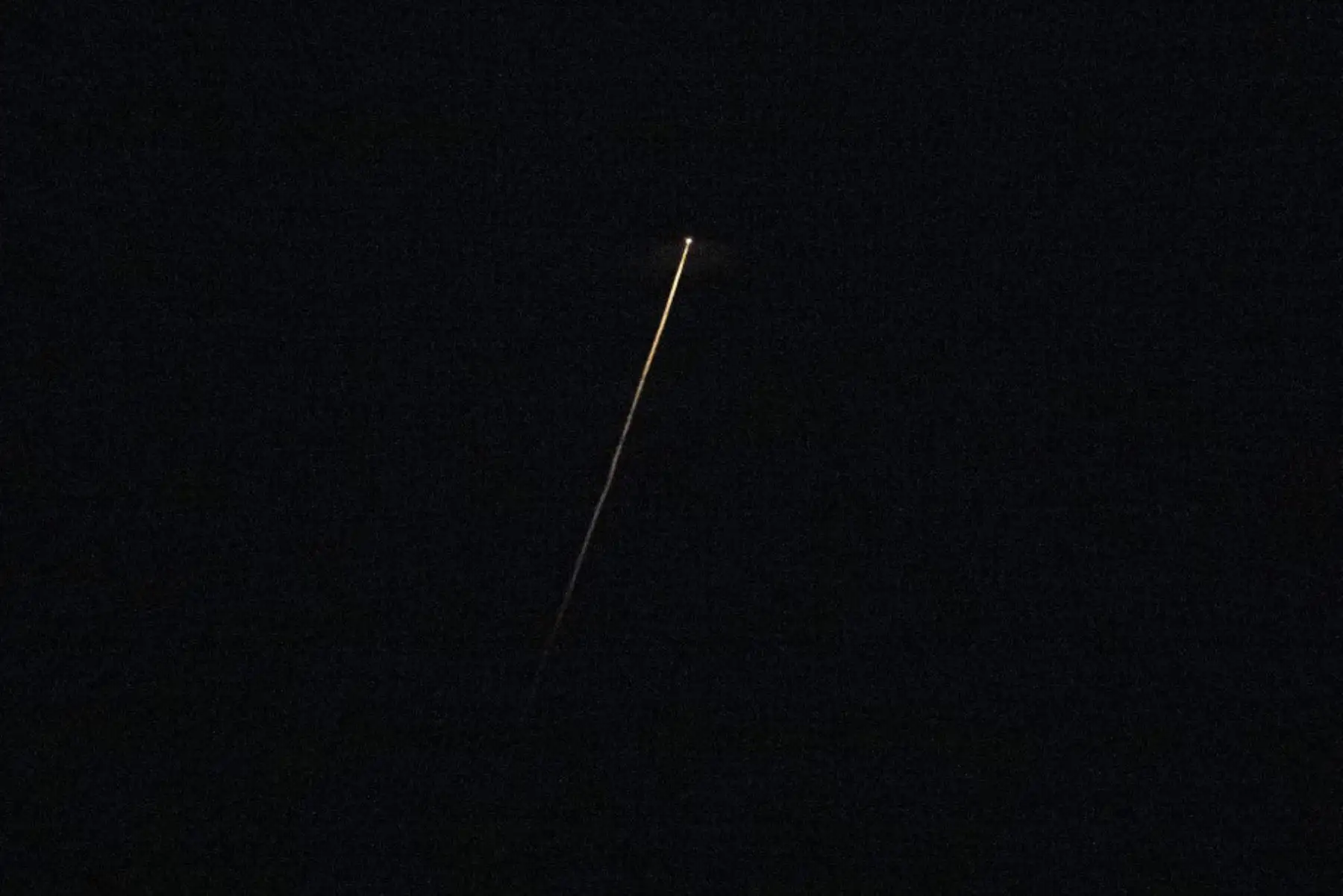 La nave espacial SpaceX Crew Dragon Endeavor mientras aterriza con los astronautas de la NASA Matthew Dominick, Michael Barratt y Jeanette Epps. y el cosmonauta de Roscosmos Alexander Grebenkin a bordo en el Golfo de México frente a la costa de Pensacola, Florida. Foto: AFP