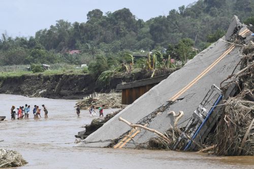 Tormenta tropical deja decenas de muertos en Filipinas