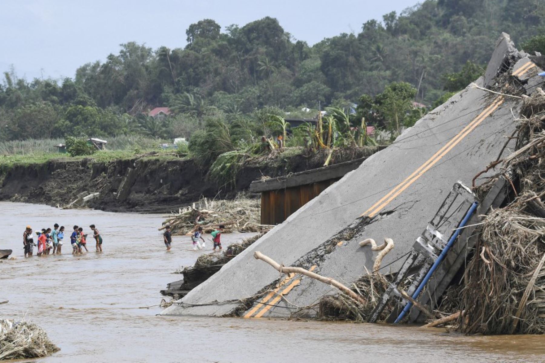 Los equipos de salvamento de Filipinas trataron el viernes de rescatar a residentes atrapados en los tejados de pueblos completamente sumergidos tras el paso de la tormenta tropical Trami, que dejó al menos 76 muertos. Foto: AFP