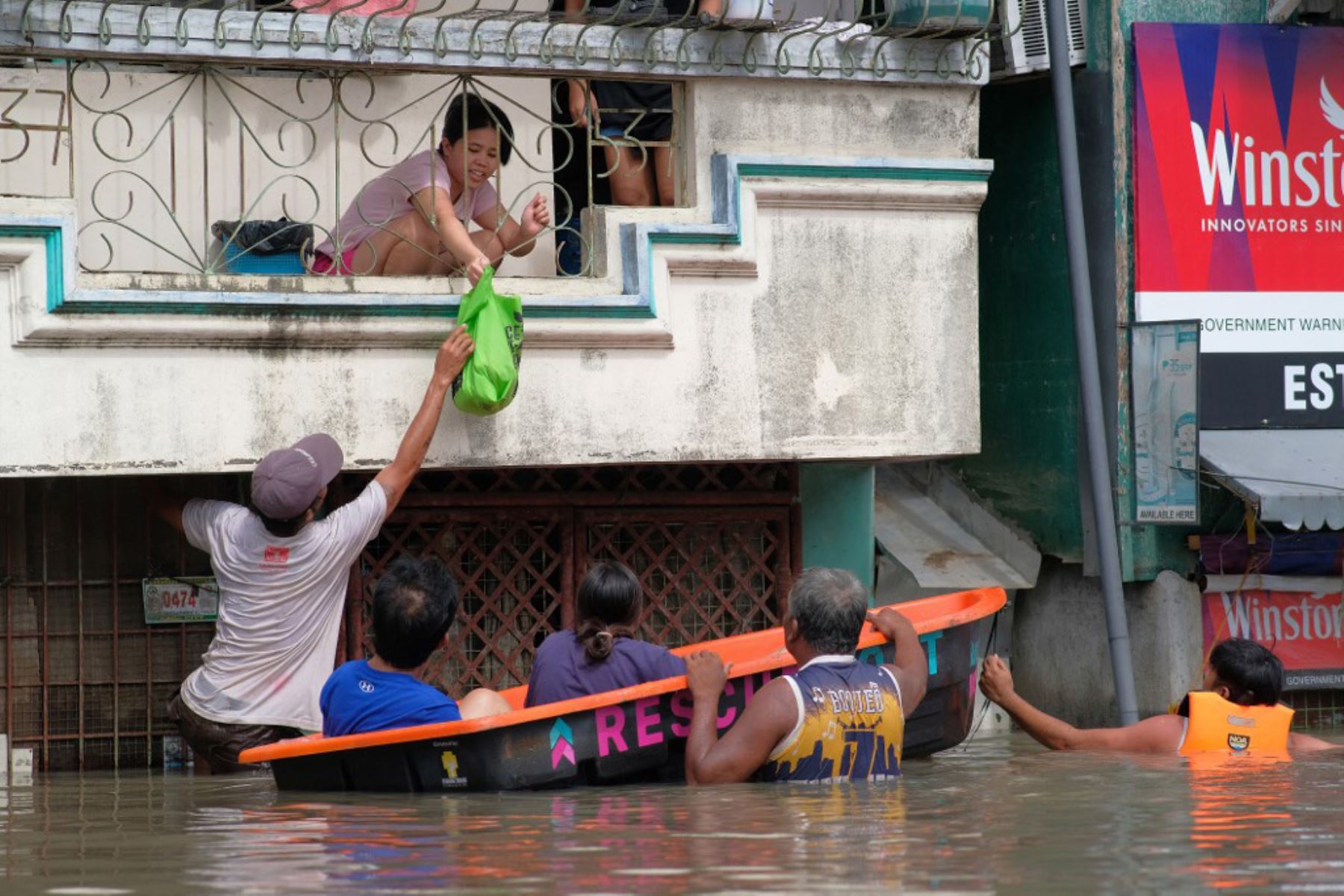 Los equipos de salvamento de Filipinas trataron el viernes de rescatar a residentes atrapados en los tejados de pueblos completamente sumergidos tras el paso de la tormenta tropical Trami, que dejó al menos 76 muertos. Foto: AFP