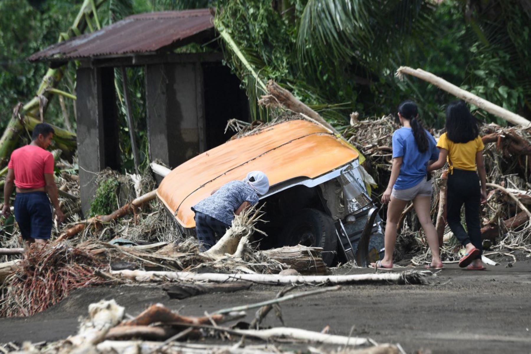 Decenas de miles de personas se vieron desplazadas por las inundaciones provocadas por unas lluvias torrenciales que, en algunas zonas, dejaron en dos días el equivalente a dos meses de precipitaciones. Foto: AFP