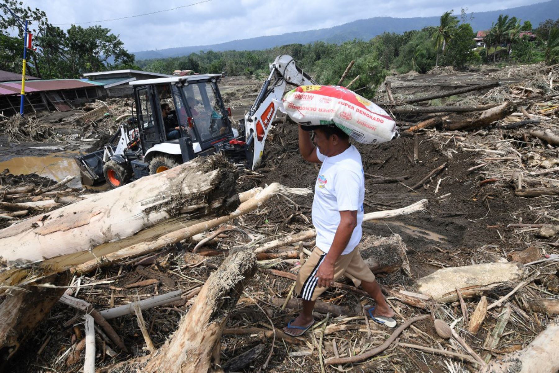 Decenas de miles de personas se vieron desplazadas por las inundaciones provocadas por unas lluvias torrenciales que, en algunas zonas, dejaron en dos días el equivalente a dos meses de precipitaciones. Foto: AFP